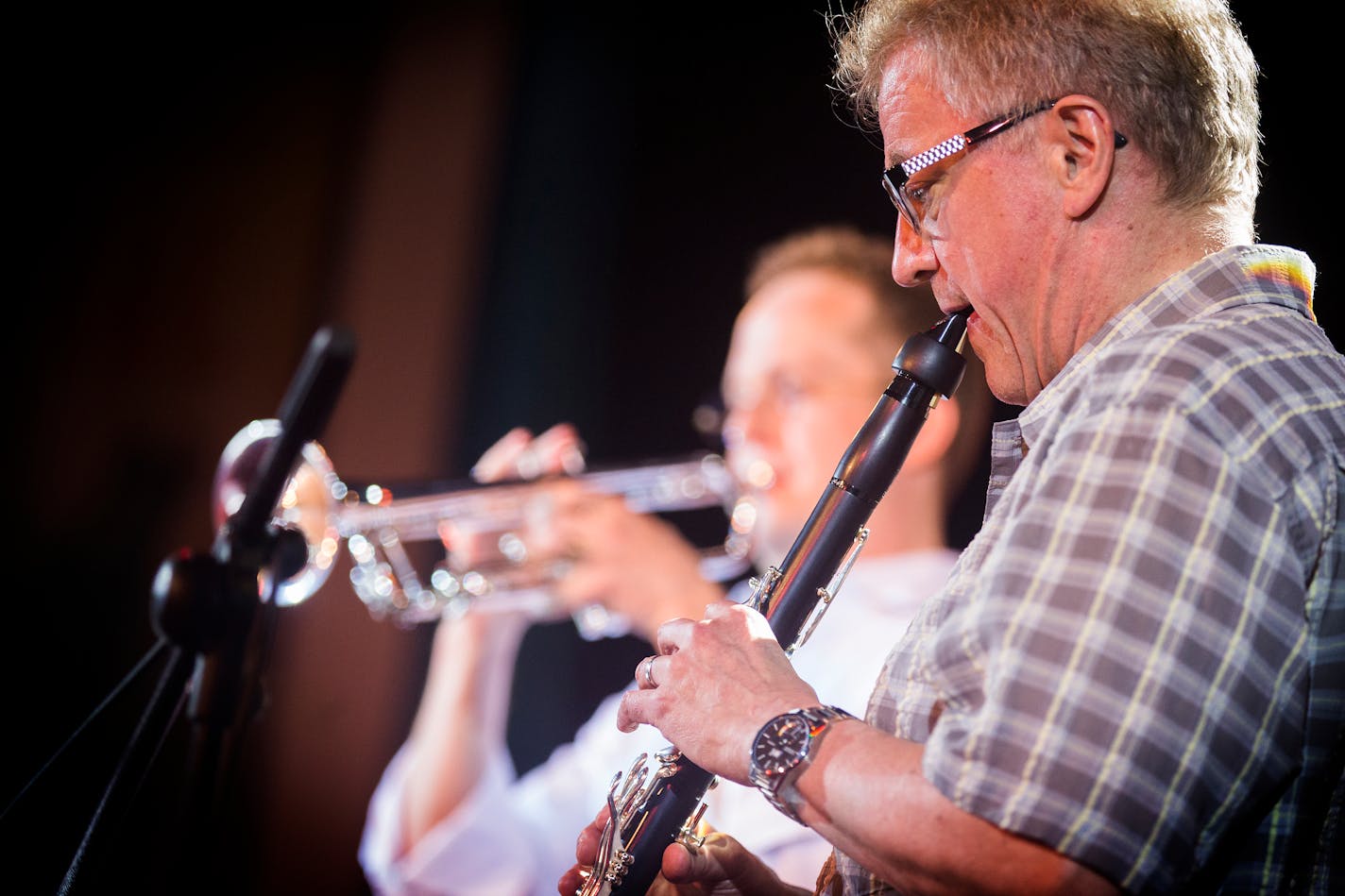 Minnesota Orchestra music director Osmo Vanska plays the clarinet during a jam session with Orquesta Aragon at Havana Cafe in Havana, Cuba on Saturday, May 16, 2015. ] LEILA NAVIDI leila.navidi@startribune.com /