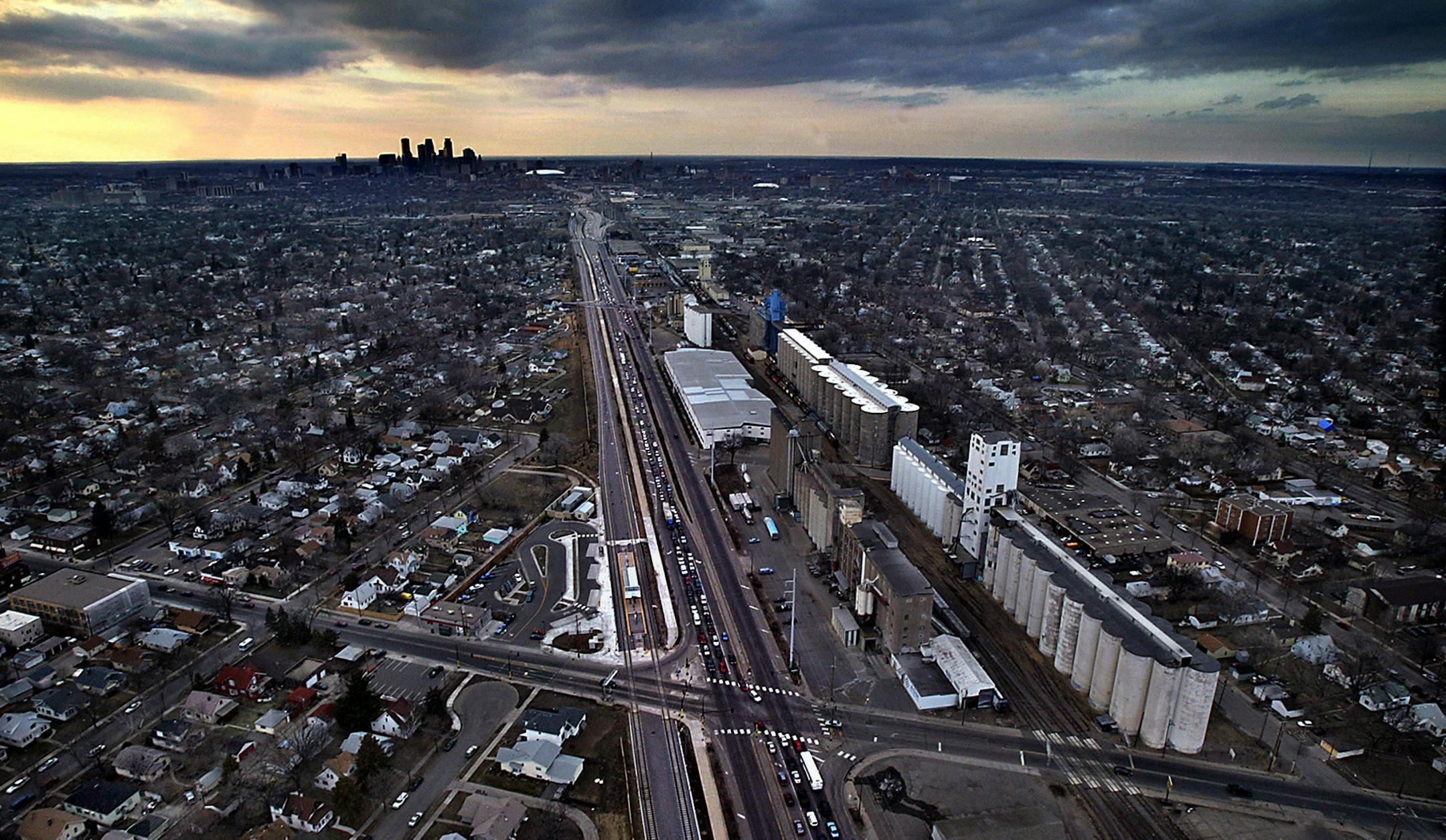 Jim Gehrz/Star Tribune 3/22/04 Minneapolis 5:45 PM The light rail line runs toward downtown Minneapolis alongside Hiawatha Ave. as seen from E. 38th St.