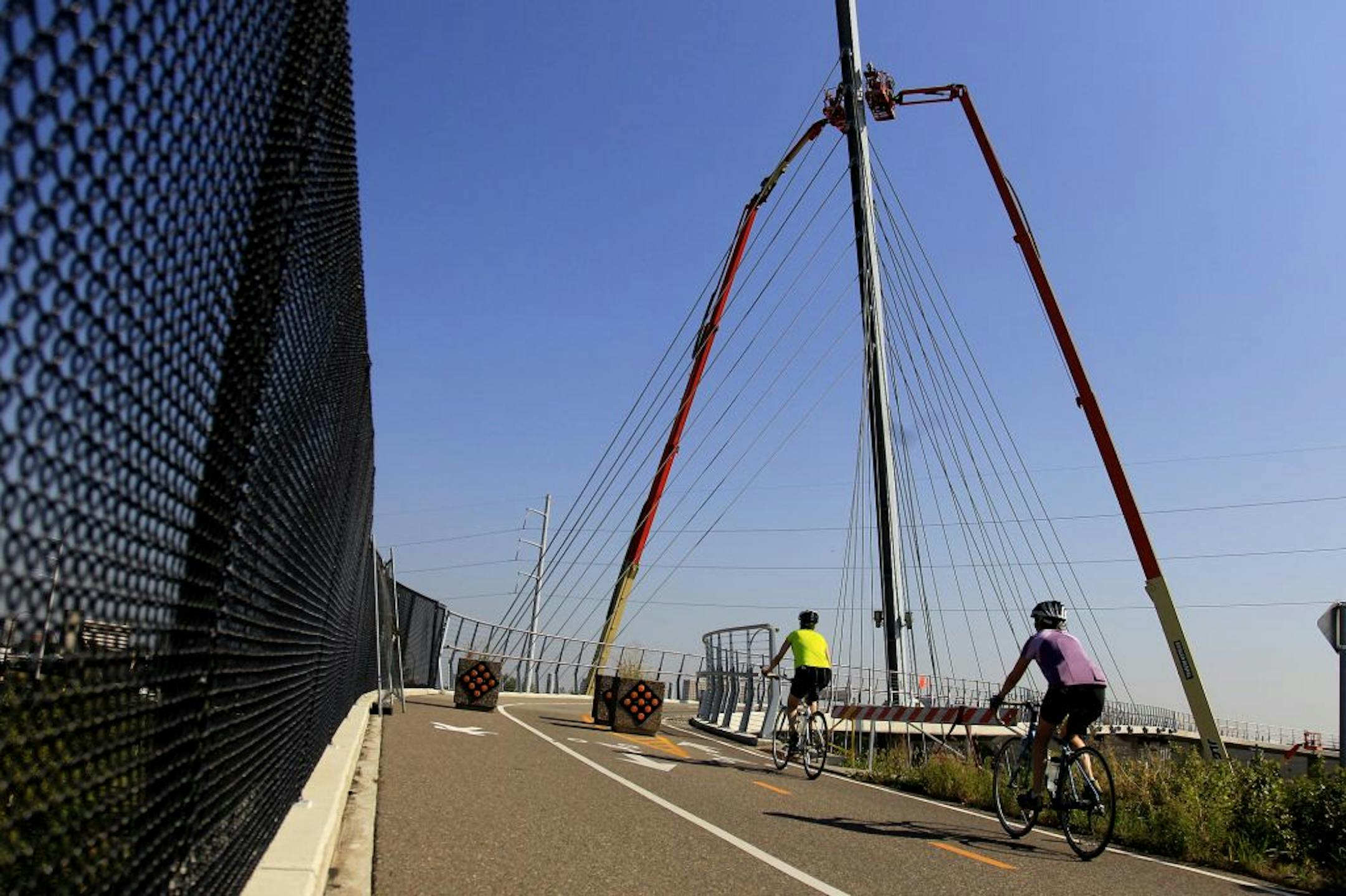 Bikers made their way across the Sabo Bridge as crew continue to work on it, Friday, August 24, 2012. (ELIZABETH FLORES/STAR TRIBUNE) ELIZABETH FLORES � eflores@startribune.com