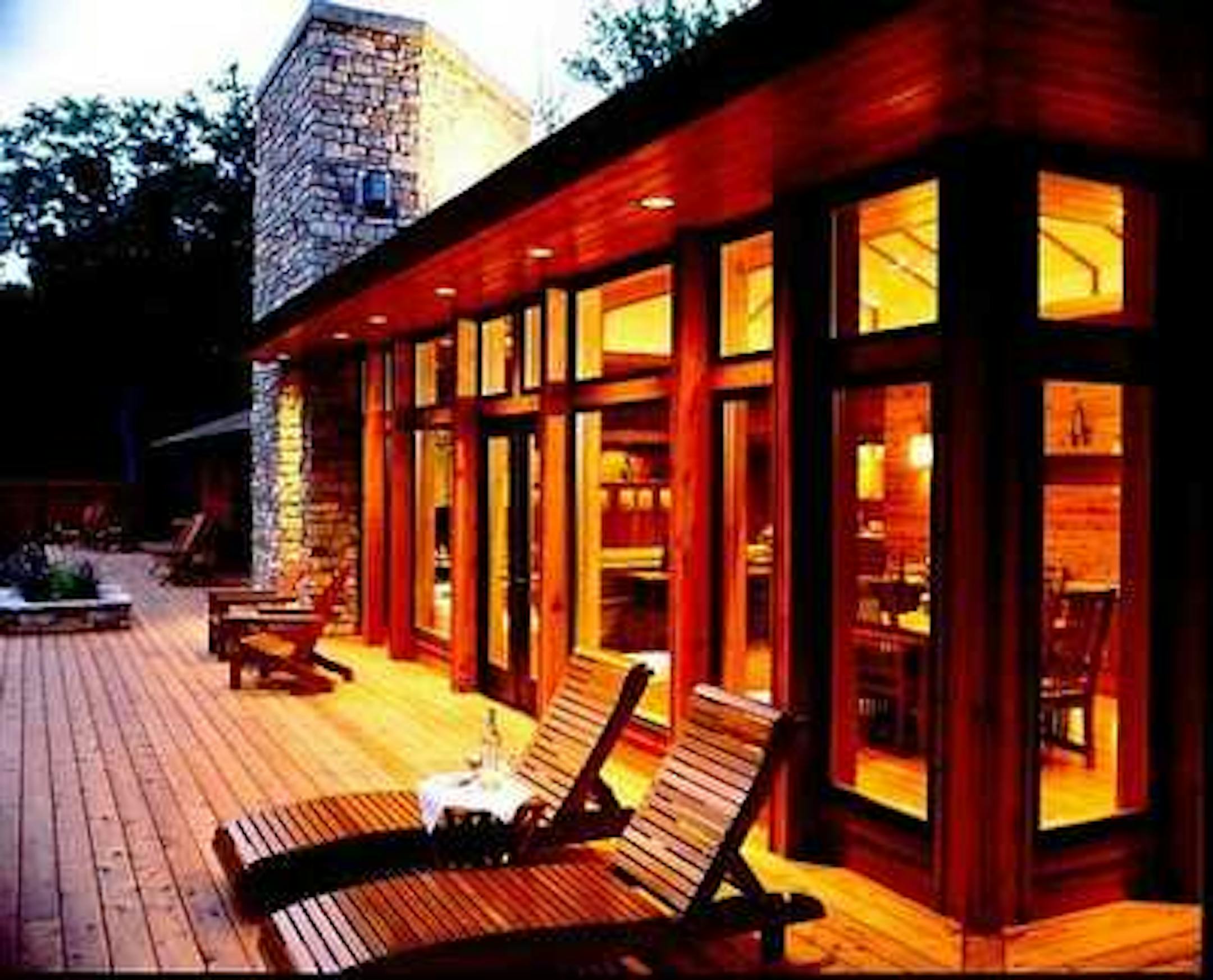 What is there to do at Canoe Bay resort? Hike, fish, kayak or sit quietly until itâs time for an elegant dinner. Decks have a view of the lake and the library has hundreds of tantalizing books. Pastries and coffee are delivered to your room each morning.