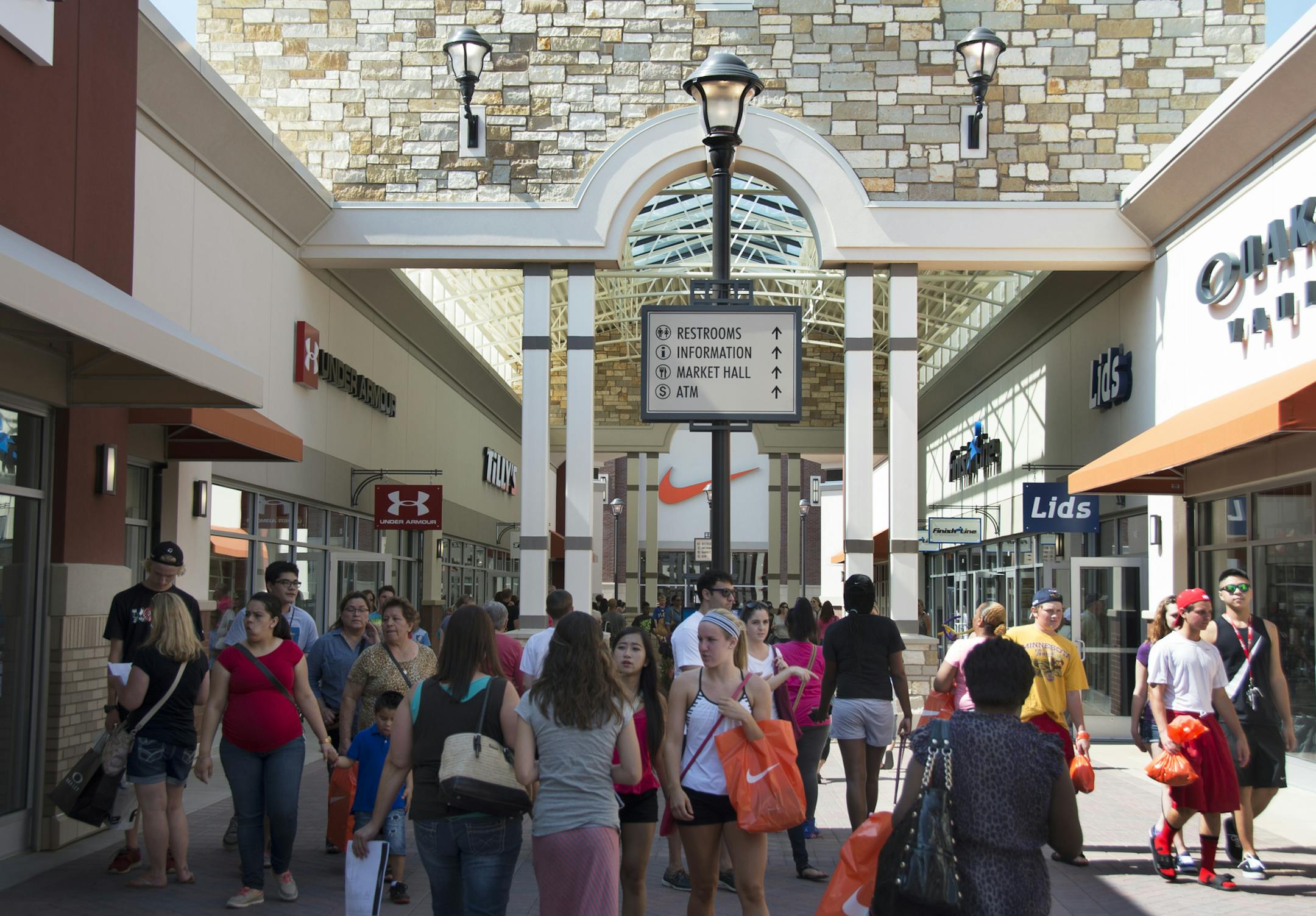 Looking down one of the passages lined with store fronts at Twins Cities Premium Outlets. ] The first Twin Cities outlet mall to be placed in a first ring suburb instead of an exurb opens today (Thurs) in Eagan. 123301 Outlets 20035776C (DAVID BREWSTER/STAR TRIBUNE)