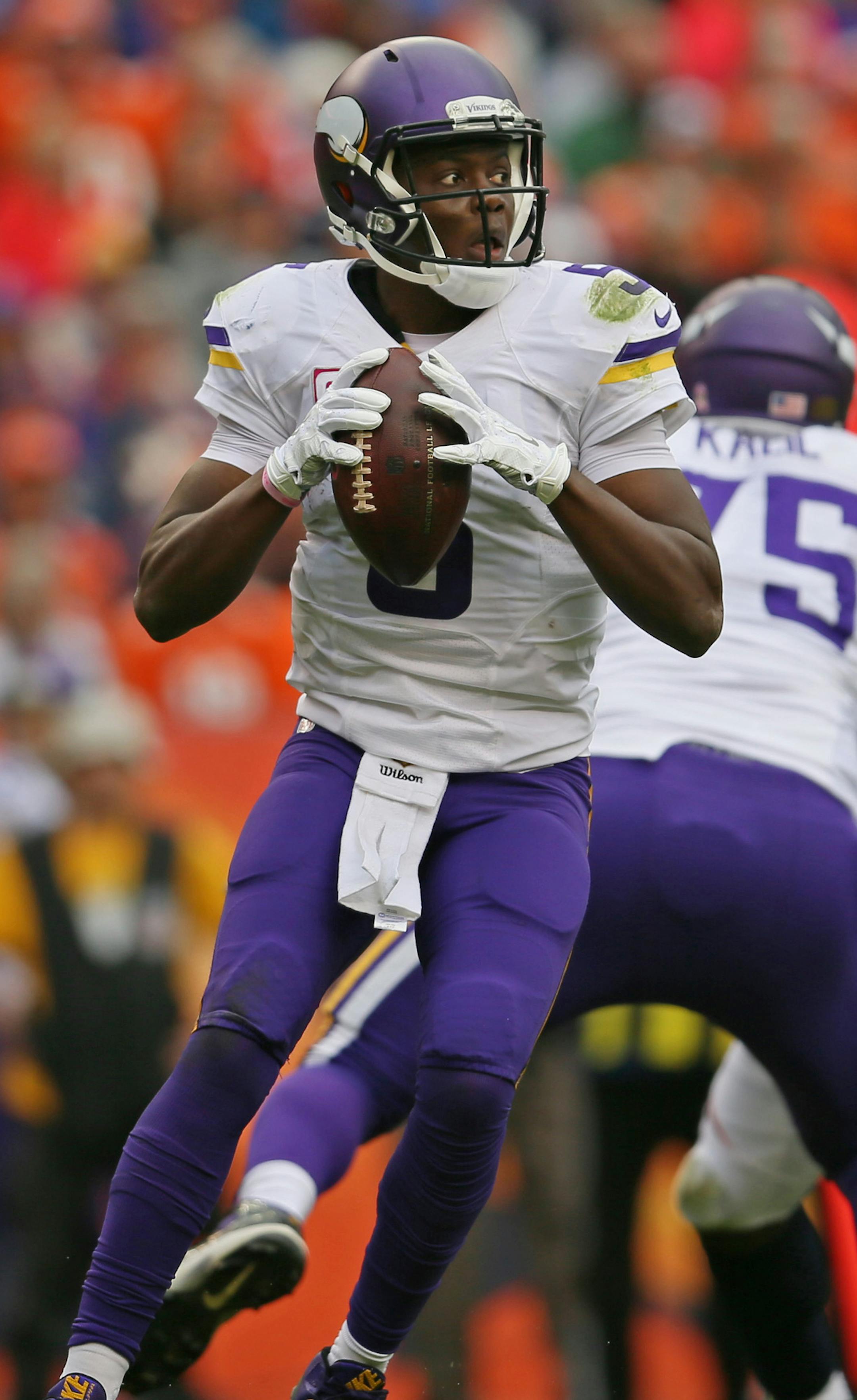 Vikings quarterback Teddy Bridgewater looking downfield in the 3rd quarter. ] Minnesota Vikings vs Denver Broncos, Sports Authority Field at Mile High Stadium. Brian.Peterson@startribune.com Denver, CO - 10/04/2015