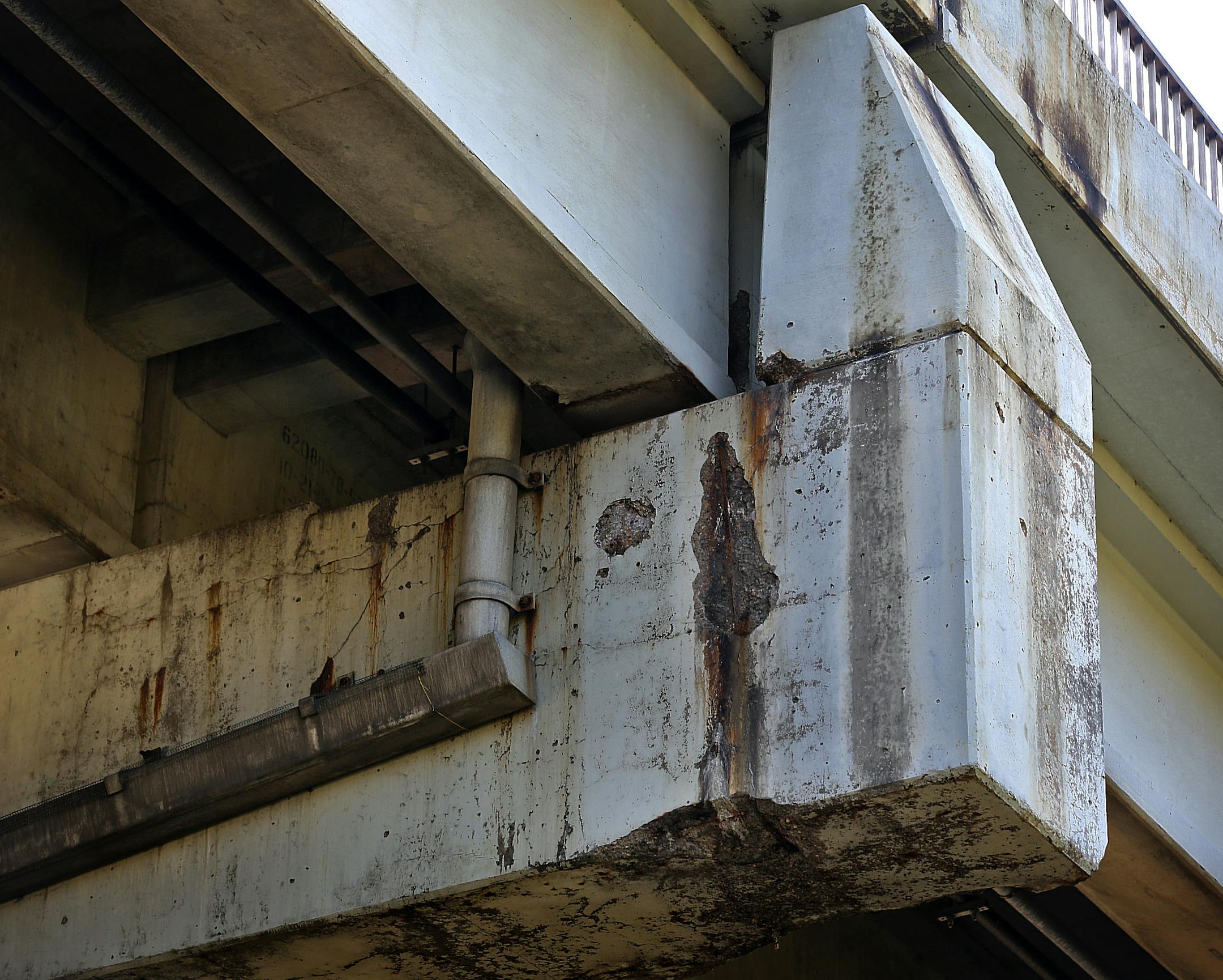 City documents seem to suggest that city officials were aware of the need to repair the Kellogg bridge, which connects downtown St. Paul to the city's East Side, nearly two years ago. Cracks and other deterioration can be seen on some pier caps.] JIM GEHRZ &#x201a;&#xc4;&#xa2; jgehrz@startribune.com / St. Paul, MN / Sept. 25, 2014 / 11:00 AM