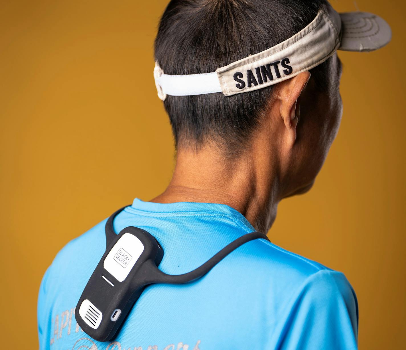 Seigo Masubuchi demonstrates personal cooling devices in the Star Tribune studio on Friday, July 21, 2023 in Minneapolis, Minn. ] LEILA NAVIDI • leila.navidi@startribune.com