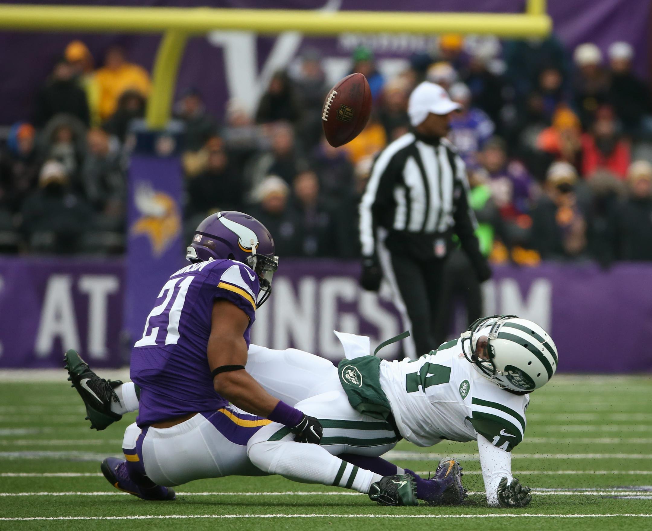 Cornerback Josh Robinson (21), who started 21 games in his four years with the Vikings, signed a one-year deal with the Buccaneers on Monday as an unrestricted free agent.