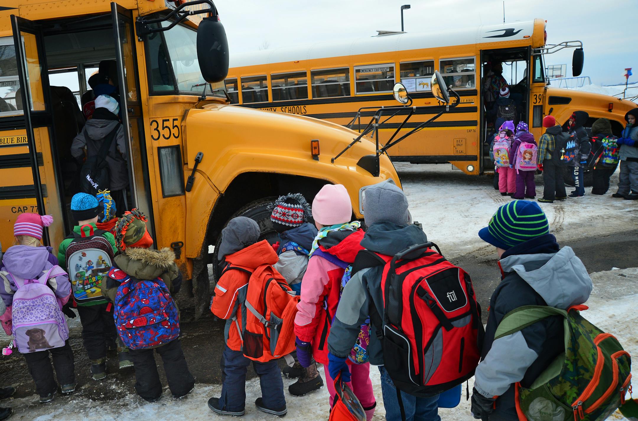 The South Washington County school system is considering changing its transportation policy to decrease the distance middle- and high-schoolers walk to school. These Middleton Elementary School students boarded the afternoon bus.] Richard.Sennott@startribune.com Richard Sennott/Star Tribune Woodbury , Minn Tuesday 3/04/2014) ** (cq)