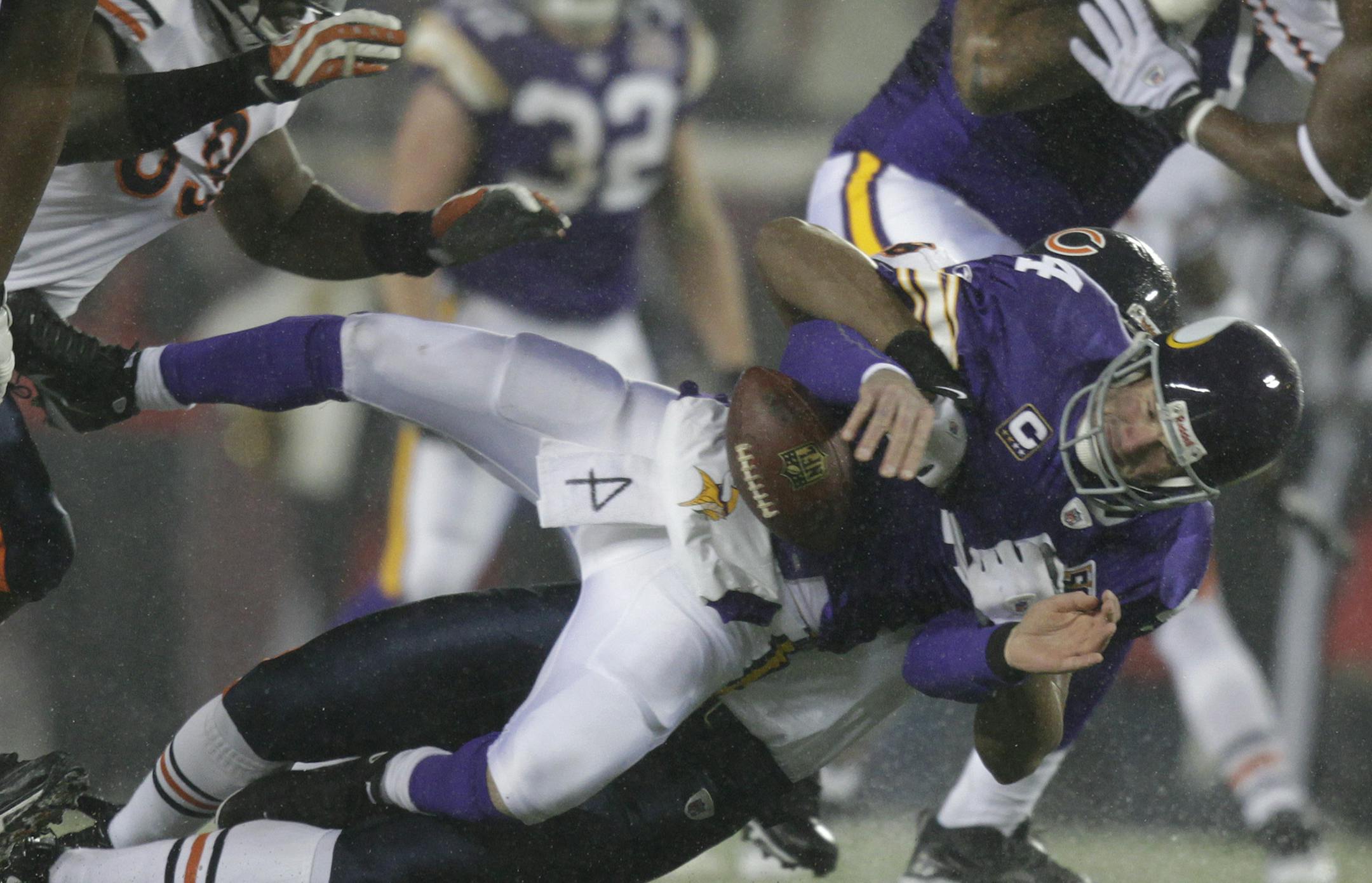 BRIAN PETERSON &#x201a;&#xc4;&#xa2; brianp@startribune.com MINNEAPOLIS, MN - 12/20/2010 ] Vikings versus Chicago Bears at TCF Bank Stadium. Brett Favre gets sacked in the 2nd quarter and is out of the game. ORG XMIT: MIN2013100814094836