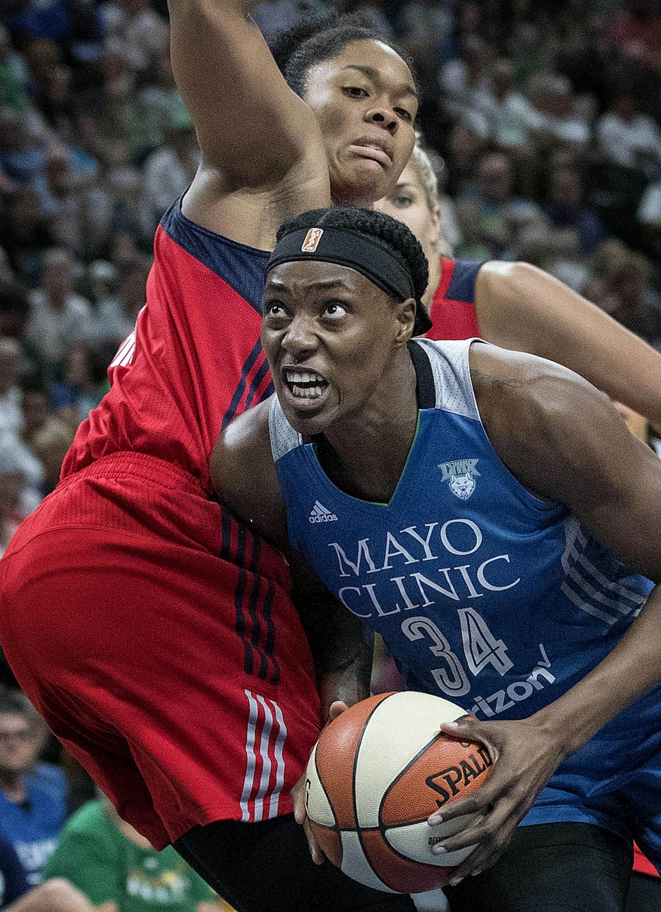 Sylvia Fowles (34) drove to the basket in the first quarter.