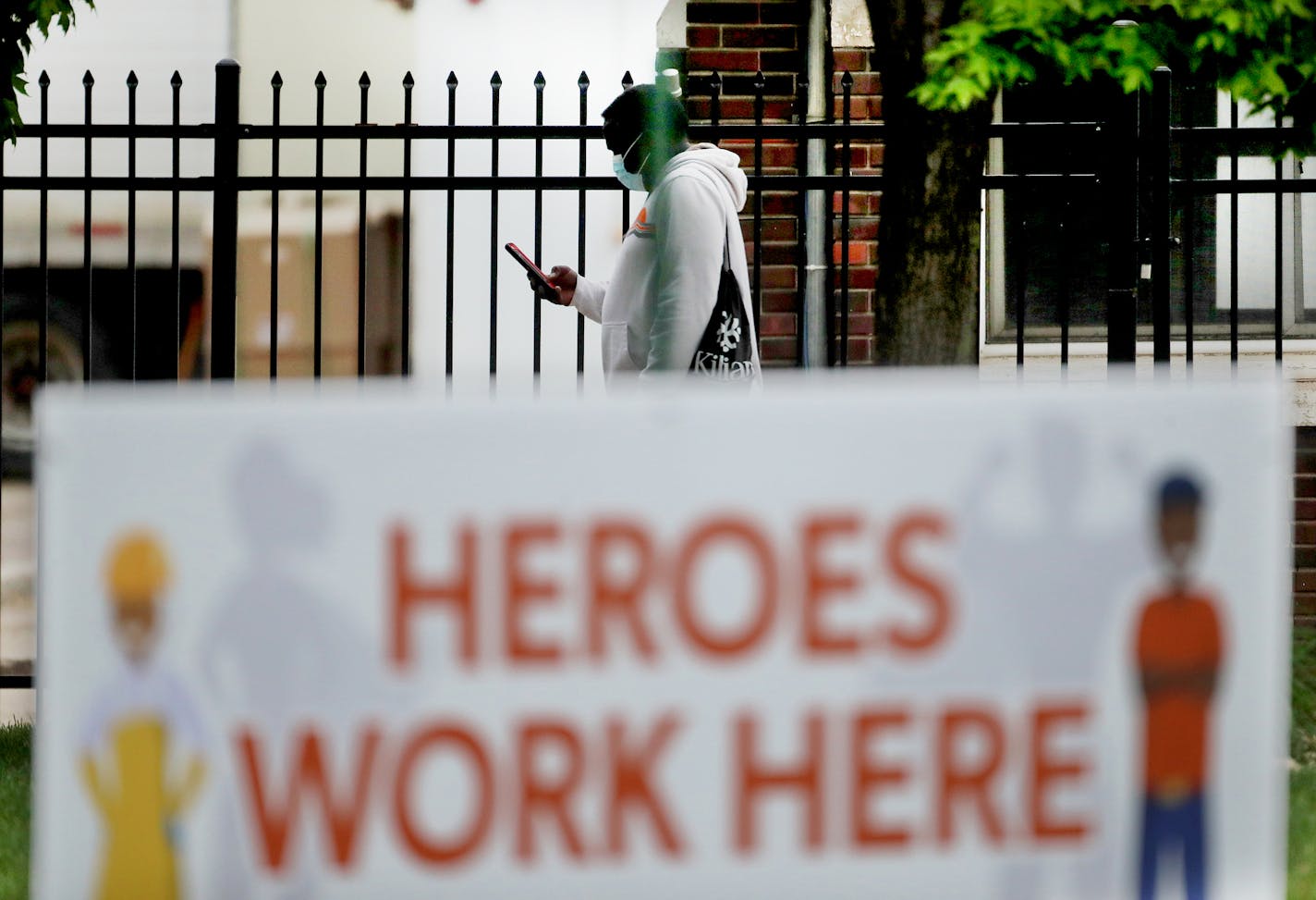 An employee heads into work Friday, May 22, at Smithfield Foods pork processing plant in Sioux Falls, SD.] DAVID JOLES • david.joles@startribune.com Smithfield Foods in Sioux Falls, SD is the site of one of the nation's largest Coronavirus outbreaks. The pork plant was closed in mid-April for two weeks after an outbreak eventually infected 853 of its 3,100 workers. ORG XMIT: MIN2005261225300767