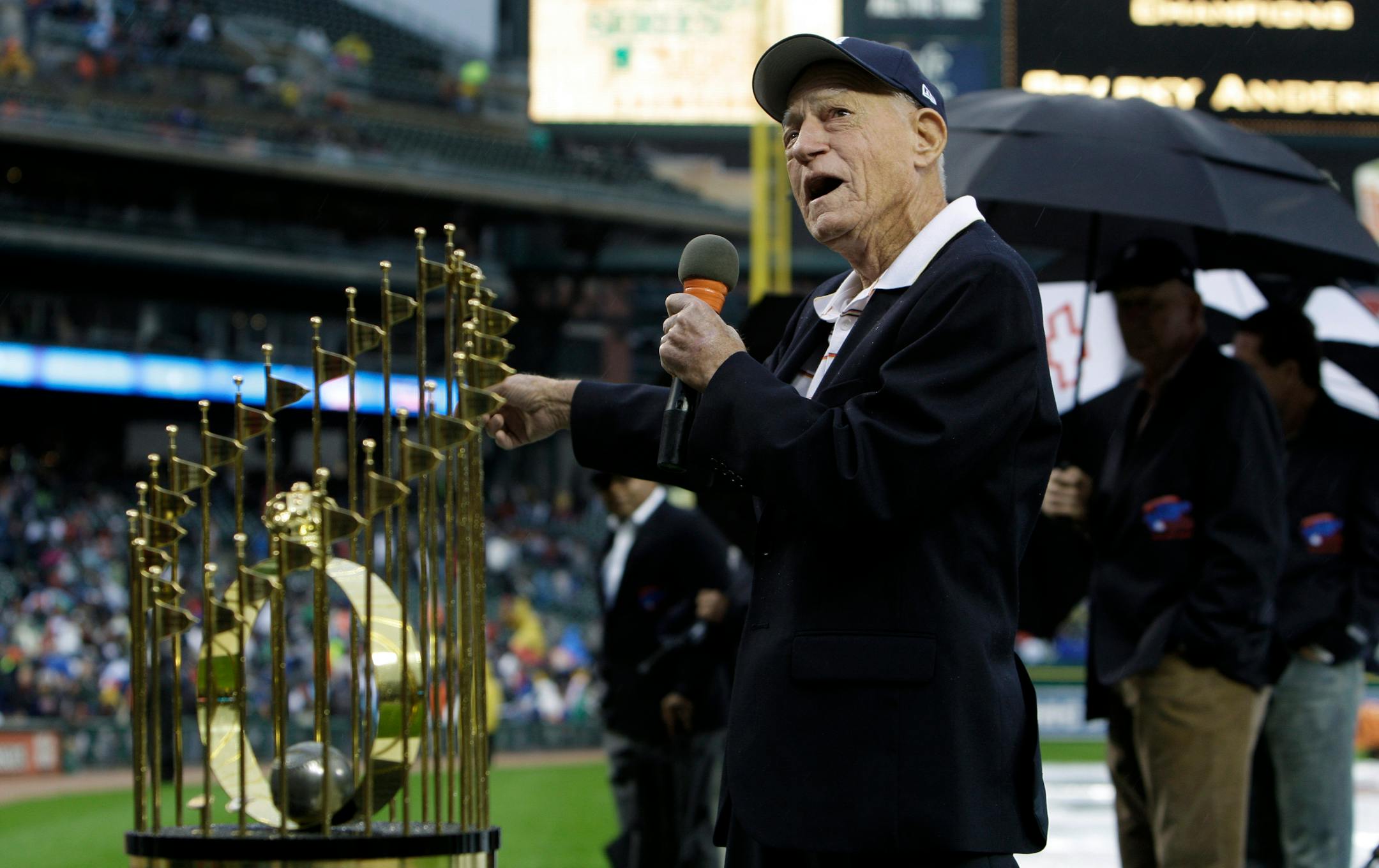 Sparky Anderson, manager of the 1984 Detroit Tigers World Championship team, speaks during a celebration of the team's 25th anniversary prior to a baseball game between the Detroit Tigers and Minnesota Twins in Detroit, Monday, Sept. 28, 2009. (AP Photo/Paul Sancya)
