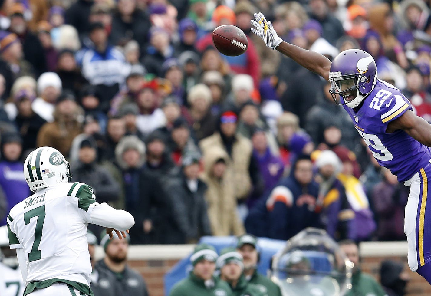 Jets quarterback Geno Smith (7) attempted a pass past Vikings Xavier Rhodes (29) in the third quarter. ] CARLOS GONZALEZ cgonzalez@startribune.com - December 7, 2014 &#x201a;&#xc4;&#xec; Minneapolis, Minn., TCF Bank Stadium, NFL, Minnesota Vikings vs. New York Jets