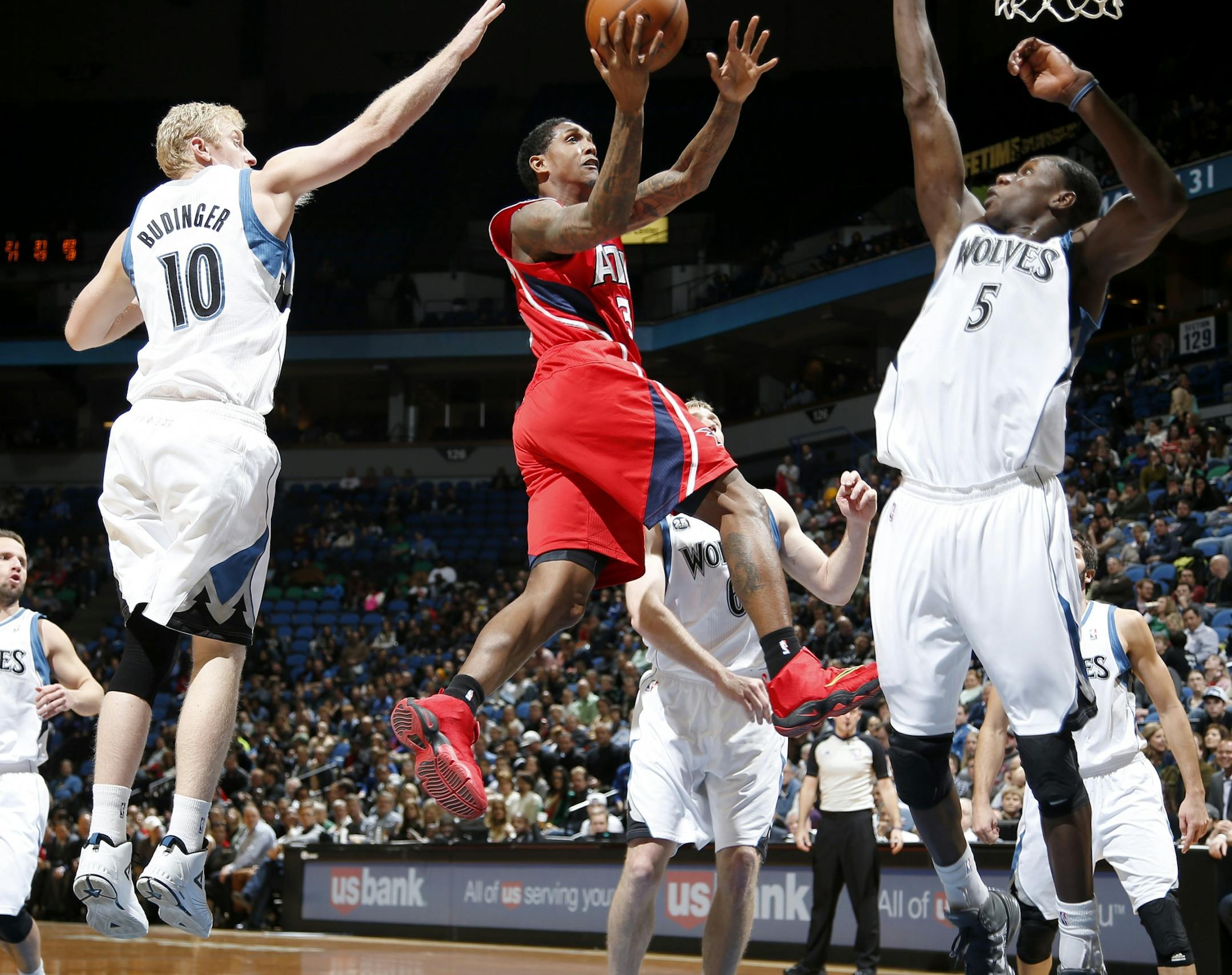 Lou Williams (3) attempted a shot between Timberwolves defenders Chase Budinger (10) and Gorgui Dieng (5) in the third quarter. Minnesota beat Atlanta by a final score of 107-83.