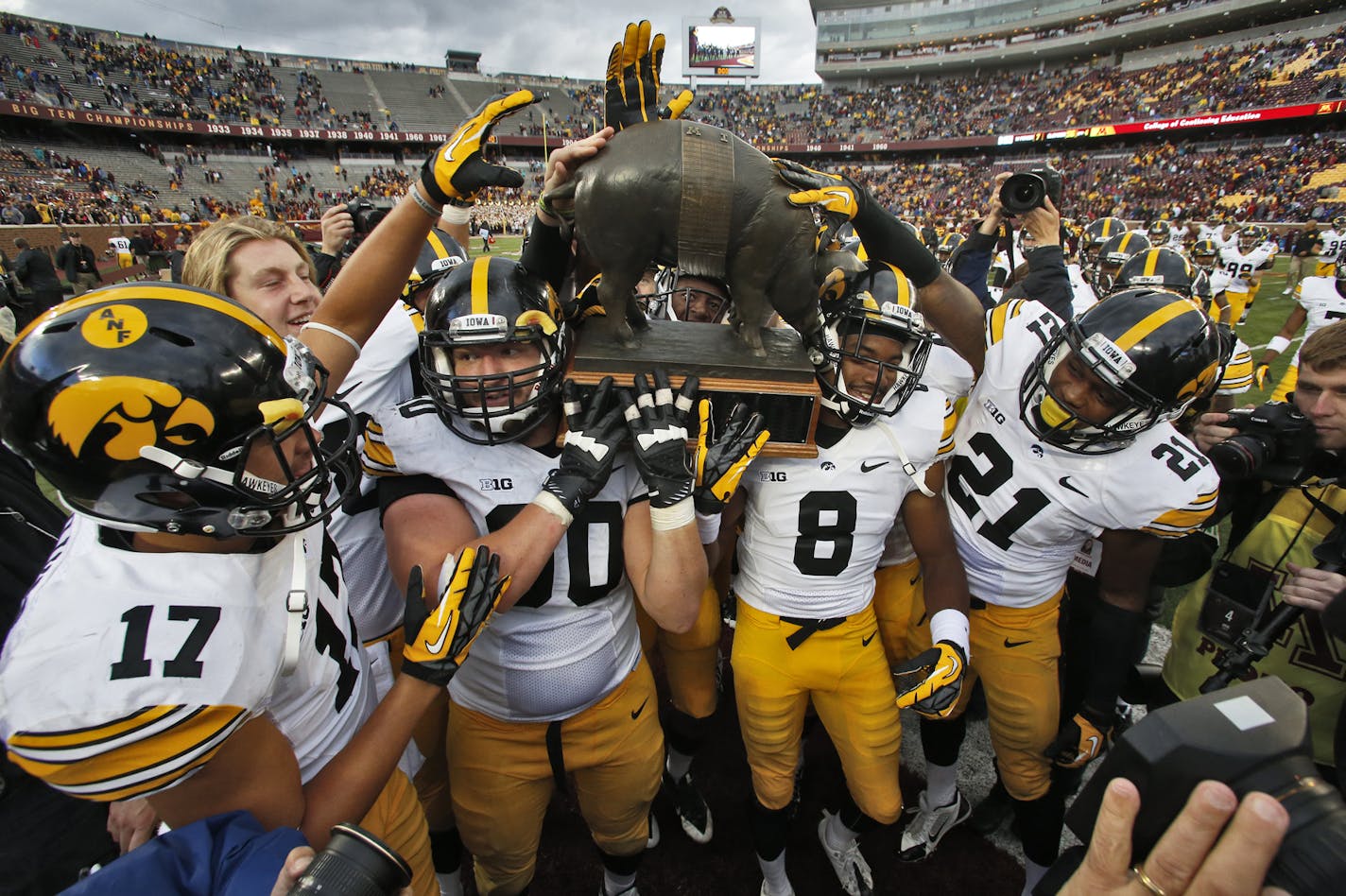 Iowa Hawkeyes va. Minnesota Gophers football. Iowa won 23-7. Iowa players carried Floyd of Rosedale, the game trophy, off the field at the end of the game. (MARLIN LEVISON/STARTRIBUNE(mlevison@startribune.com)