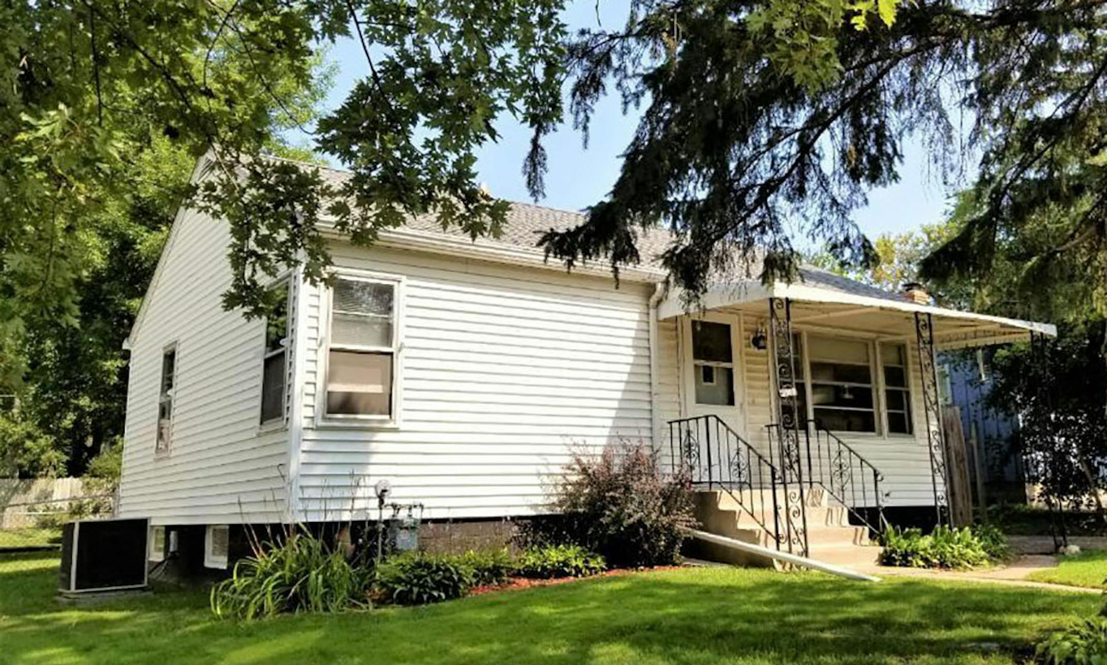 North St. Paul
Built in 1952, this two-bedroom, two-bath house has 1,245 square feet and features hardwood floors, full basement, fenced yard and one-car detached garage. Listed by Jamie Hovey, Realty Group LLC, 715-371-0789.