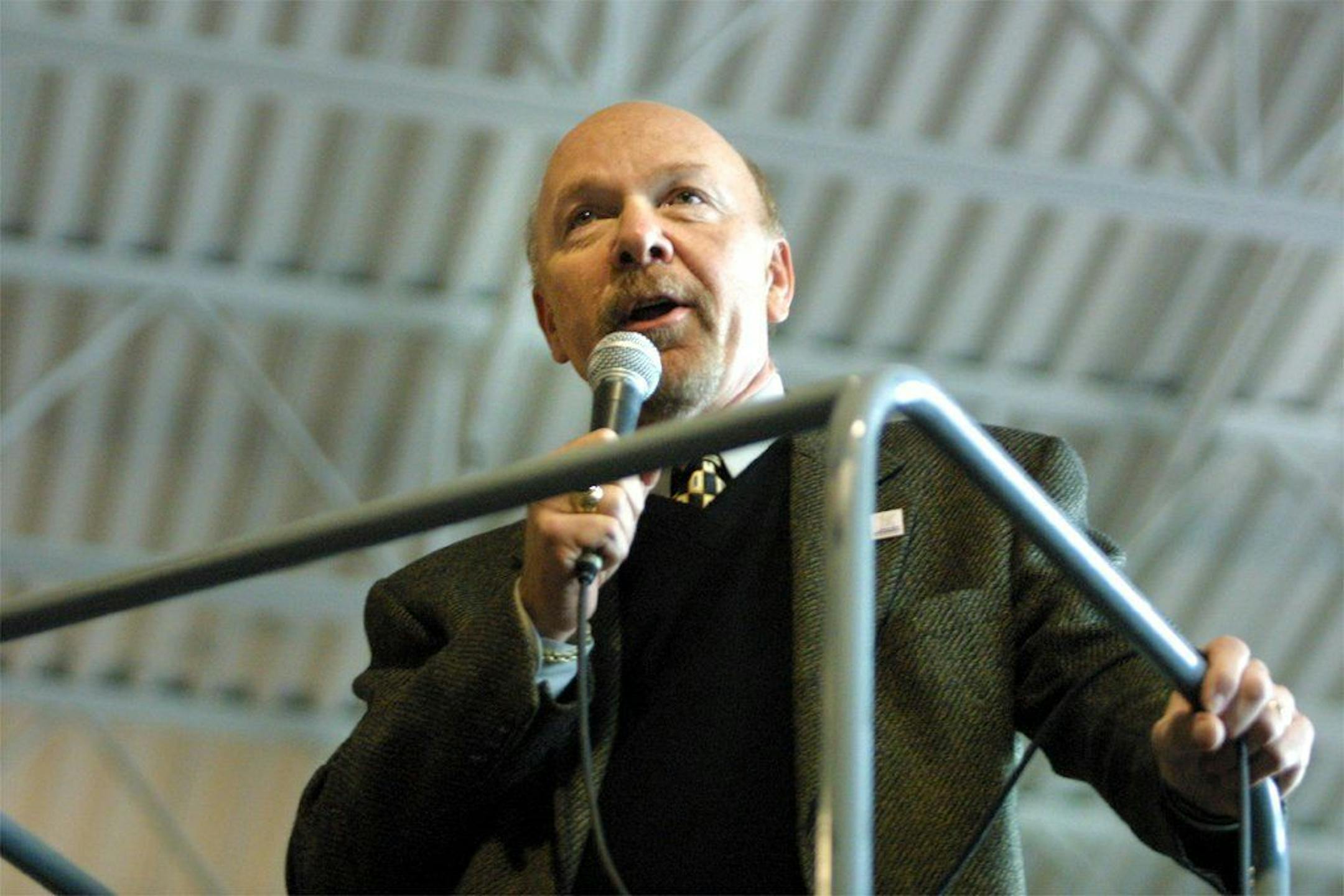 Best Buy founder Richard Schulze plans to reduce his stake in the company, according to documents filed with market regulators on Monday.