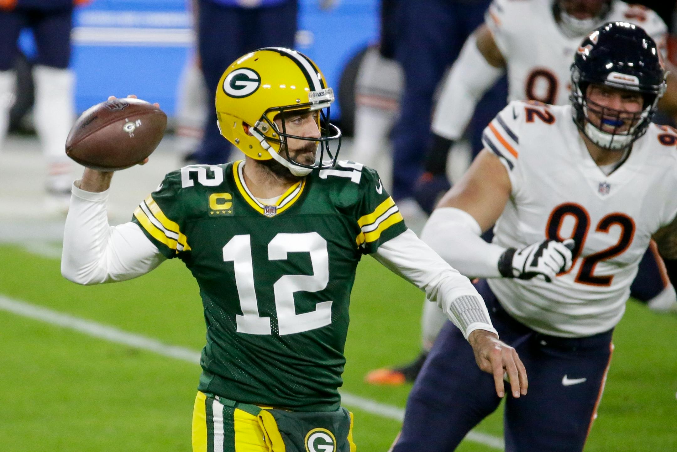 Packers quarterback Aaron Rodgers throws during the first half against the Bears on Sunday