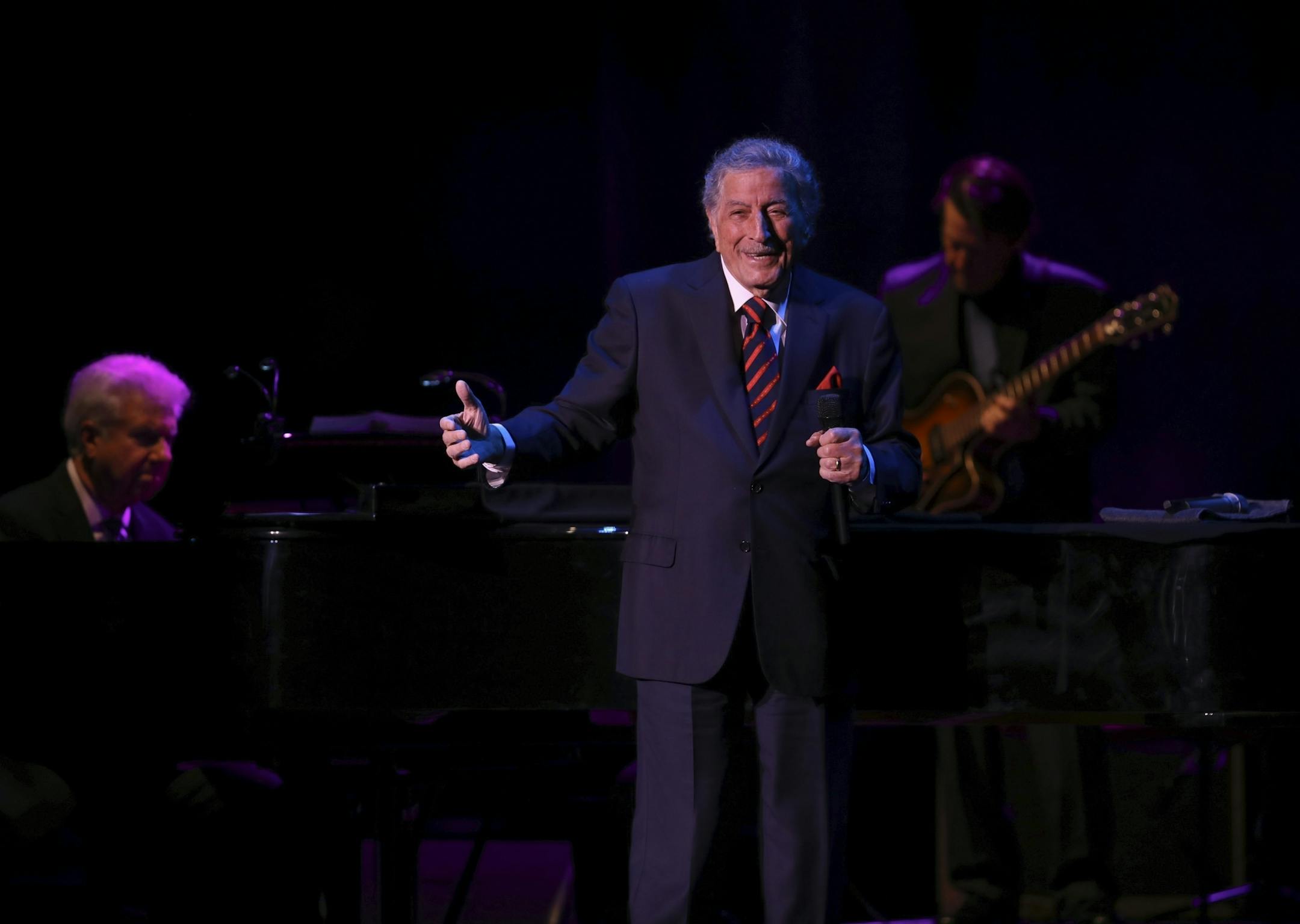 Tony Bennett, with pianist Tom Ranier and guitarist Gray Sargent, early in his show at the State Theatre.