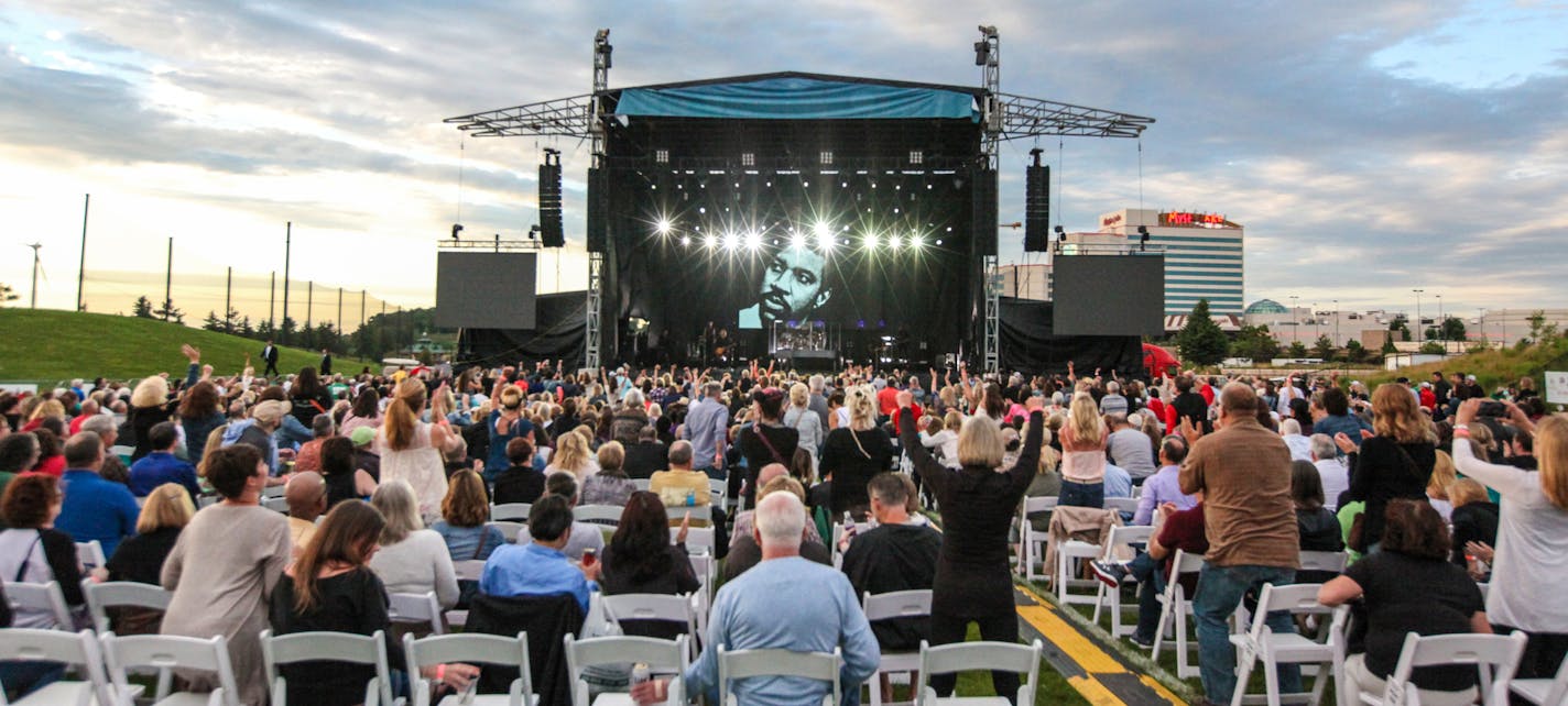 The opening of the Lionel Richie's concert. ] XAVIER WANG &#x2022; xavier.wtian@gmail.com Lionel Richie, American singer, songwriter, actor and record producer, is giving a concert Thursday June 22, 2017 at Mystic Amphitheater.