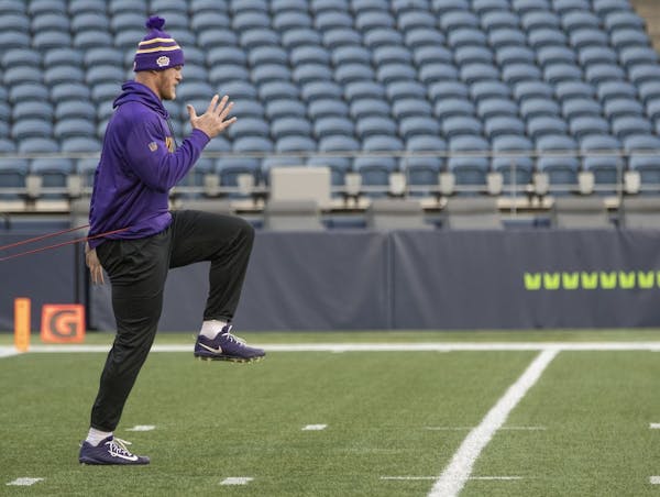 Vikings tight end Kyle Rudolph warmed up a game against Seattle last season.