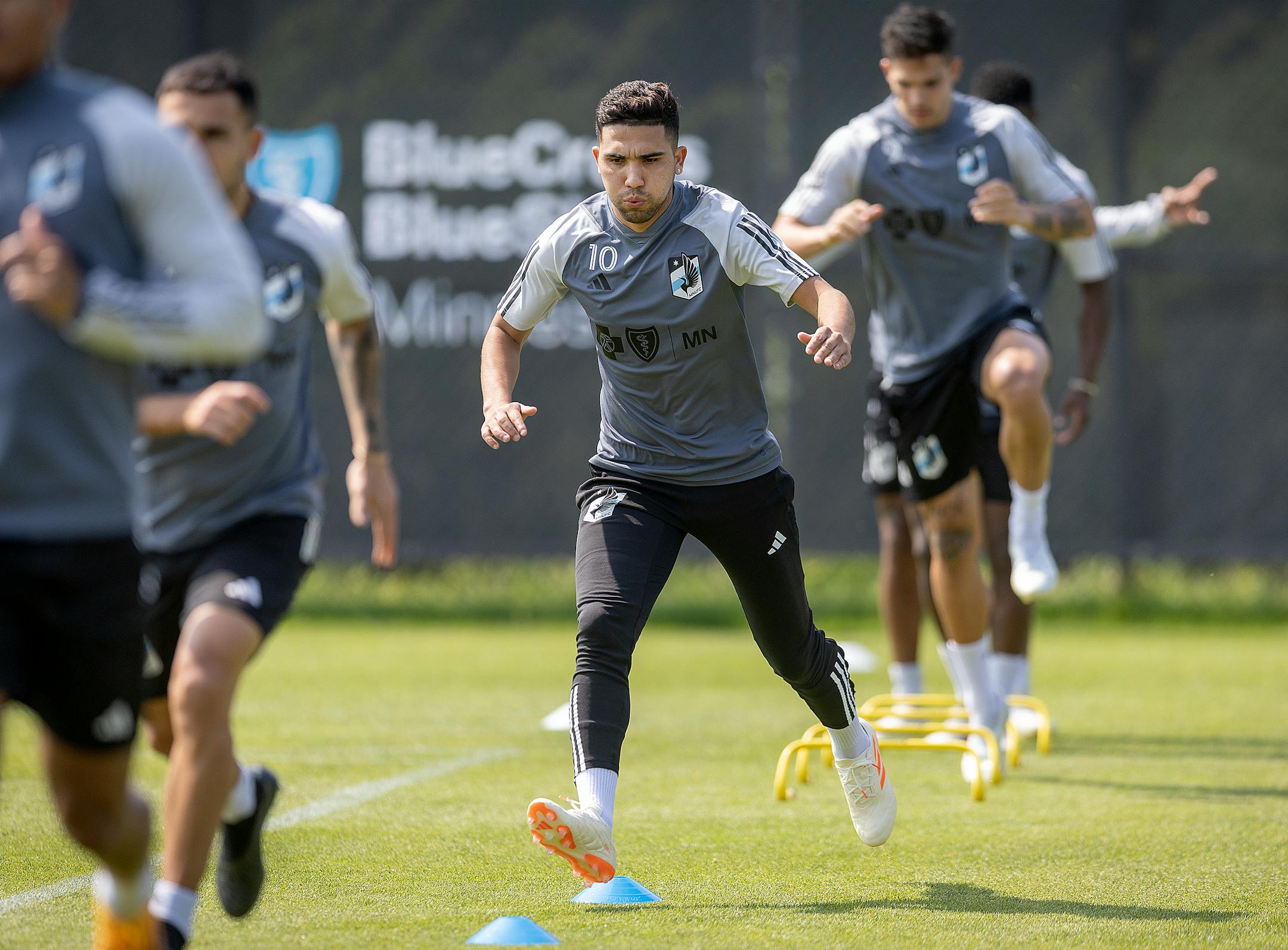 Minnesota United midfielder Emanuel Reynoso, center, practices at the National Sports Center in Blaine, Minn.