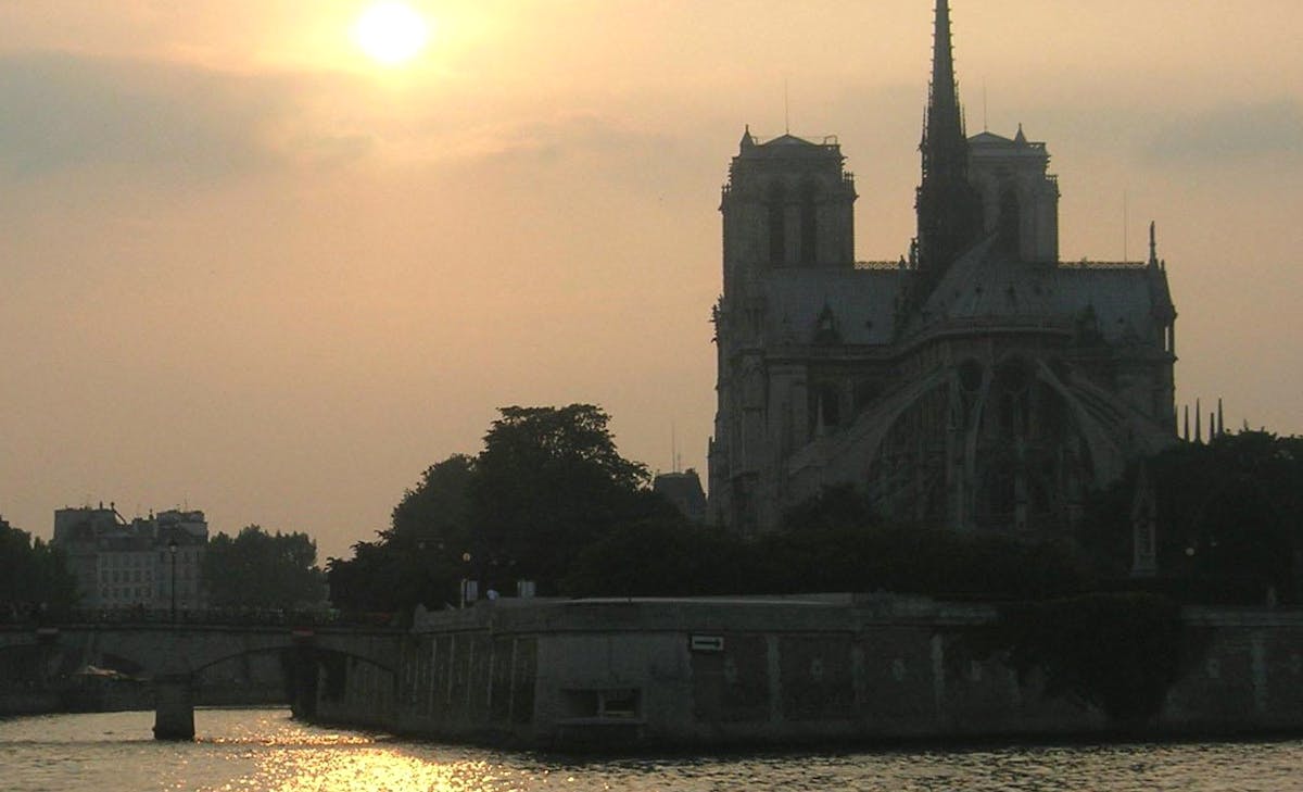 The Seine River toward Notre Dame cathedral in Paris: Leave daylight to the sun.