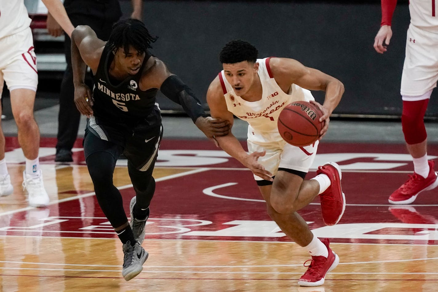 Wisconsin's Jonathan Davis steals the ball from Minnesota's Marcus Carr during the first half Thursday in Madison