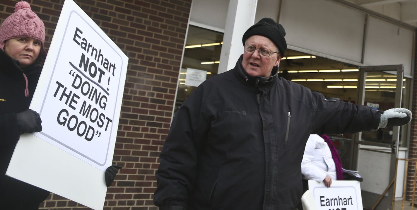 Former Salvation Army employee Tricha Hutton, who resigned last month, and fired employee Dave Johnson who was a chaplain, protested the new Captain Dennis Earnhart's strict dress code and rules, particularly for the Adult Rehabilitation Center, outside the Minneapolis building Friday morning Friday, November 29, 2013 in Minneapolis, Minn. ] RENEE JONES SCHNEIDER &#x2022; reneejones@startribune.com