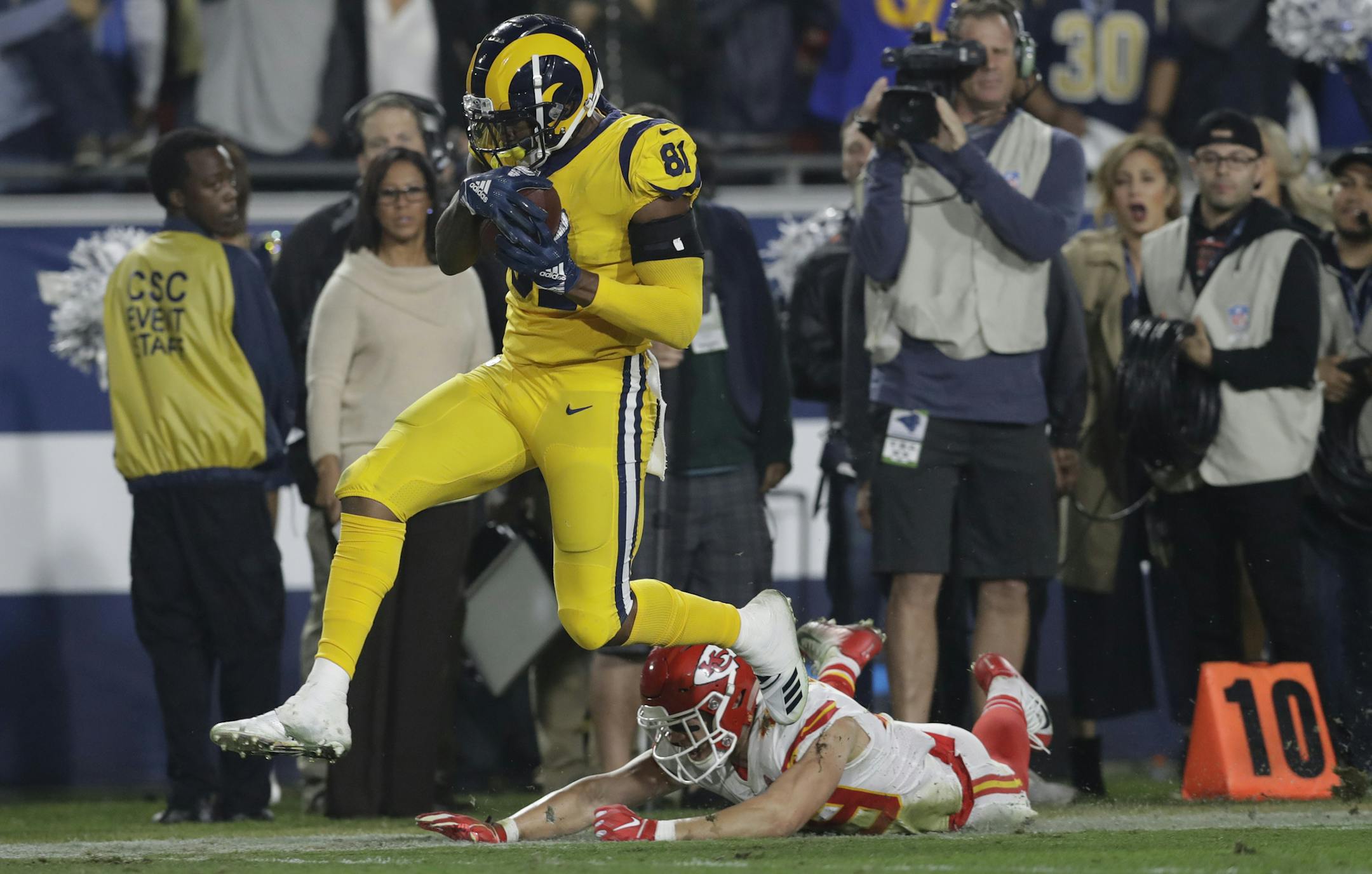 Los Angeles Rams tight end Gerald Everett breaks away from Kansas City Chiefs defensive back Daniel Sorensen to score a touchdown during the second half of an NFL football game, Monday, Nov. 19, 2018, in Los Angeles. The Rams won 54-51.(AP Photo/Marcio Jose Sanchez)