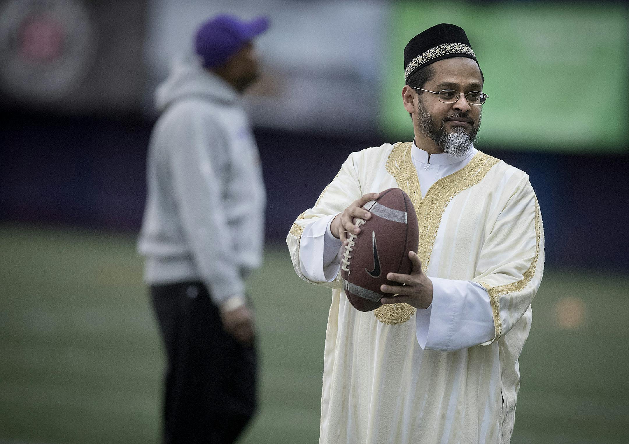 Local religious leaders, including Imam Asad Zaman of the Muslim American Society, learned how to catch a ball before the filming of a commercial featuring about 30 religious leaders to benefit the Downtown Congregations to End Homelessness in the Augsburg Sports Dome, Friday, January 12, 2018 in Minneapolis, MN. ] ELIZABETH FLORES &#xef; liz.flores@startribune.com