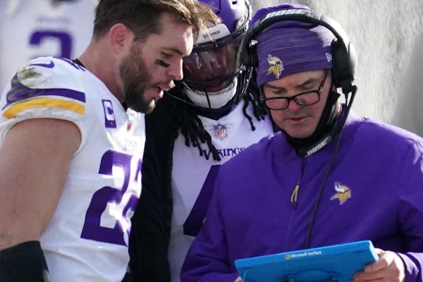 Minnesota Vikings head coach Mike Zimmer went over plays with Minnesota Vikings strong safety Harrison Smith (22) on the sidelines in the third quarte