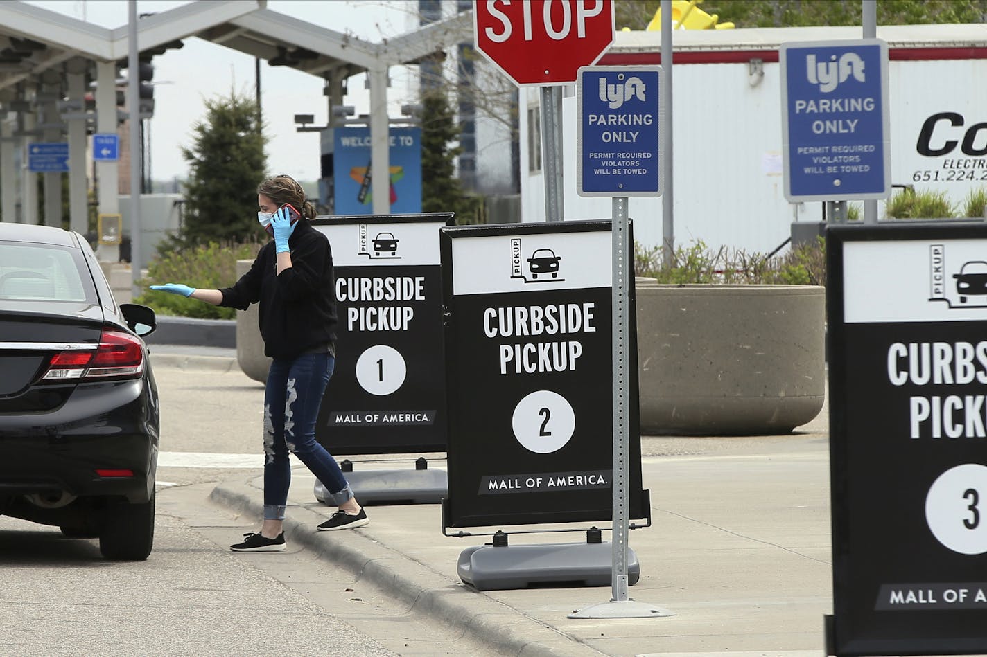 Shoppers picked up purchases curbside at the Mall of America in Bloomington on May 5.