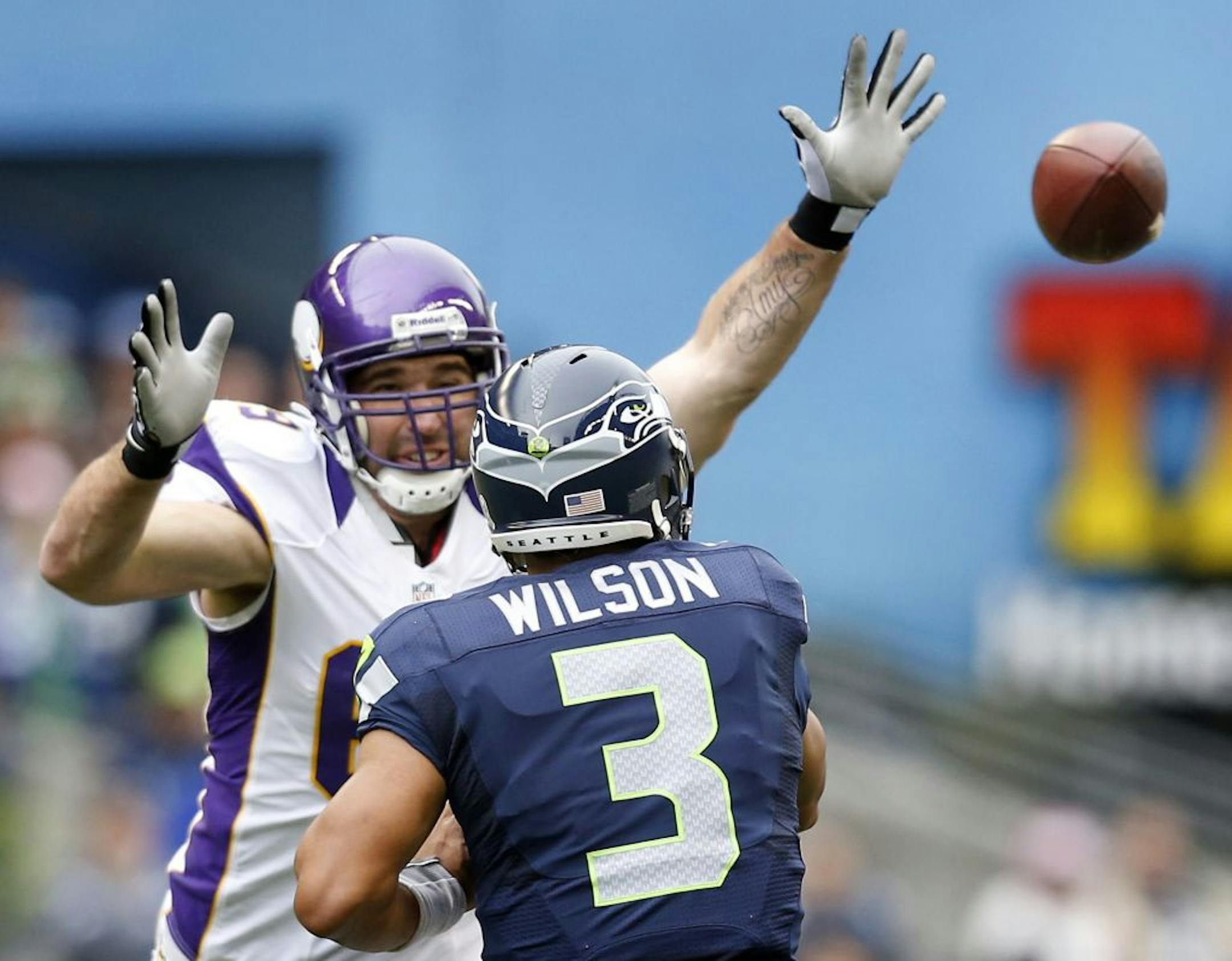Jared Allen pressures Seattle Seahawks quarterback Russell Wilson