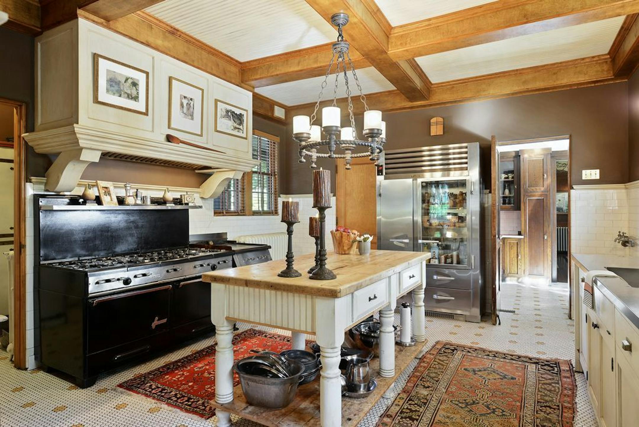he kitchen features a 10-burner range.