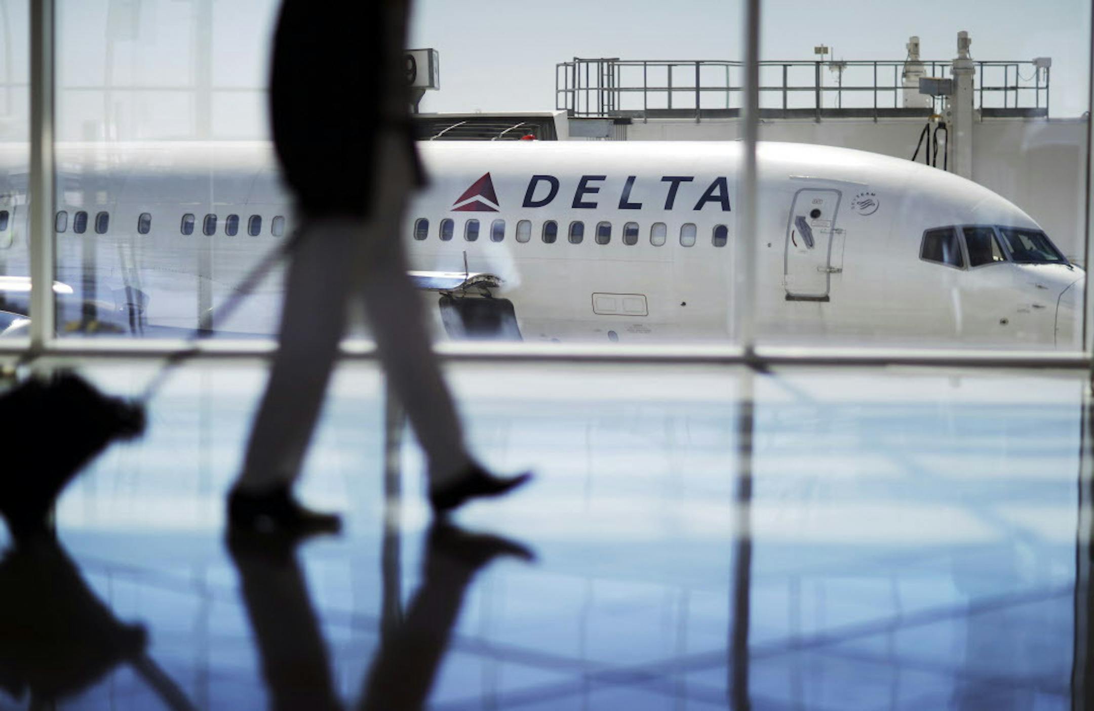 Two air safety groups found no fatalities because of accidents involving large commercial jets in 2017, the planes most popular with passengers.