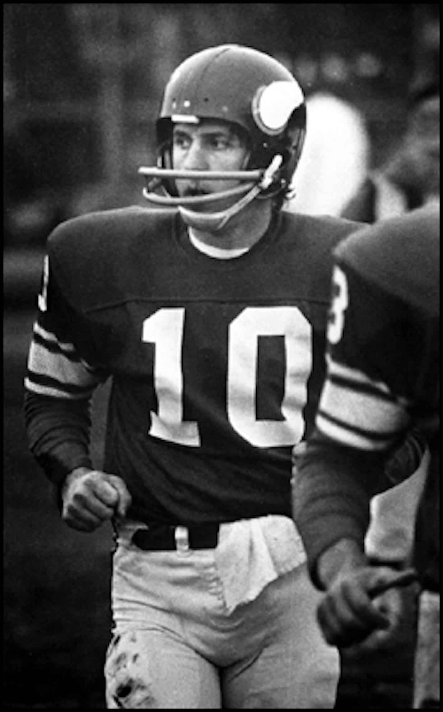 Dec. 28, 1975: Tarkenton leaves the field