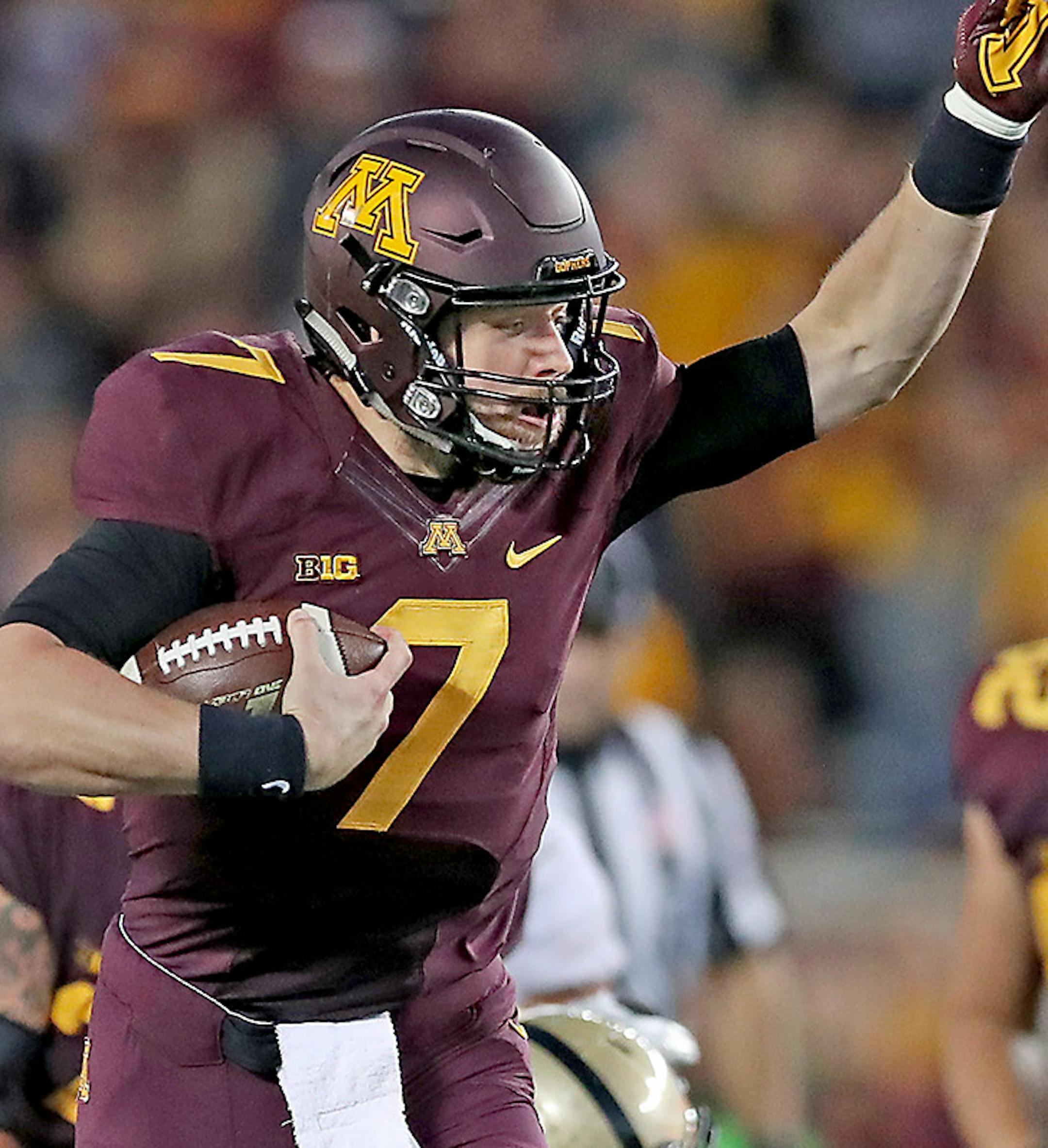 Minnesota's quarterback Mitch Leidner ran the ball for a first down despite defensive pressure by Purdue's cornerback Da'Wan Hunte during the fourth quarter as Minnesota took on Purdue at TCF Bank Stadium, Saturday, November 5, 2016 in Minneapolis, MN. ] (ELIZABETH FLORES/STAR TRIBUNE) ELIZABETH FLORES • eflores@startribune.com