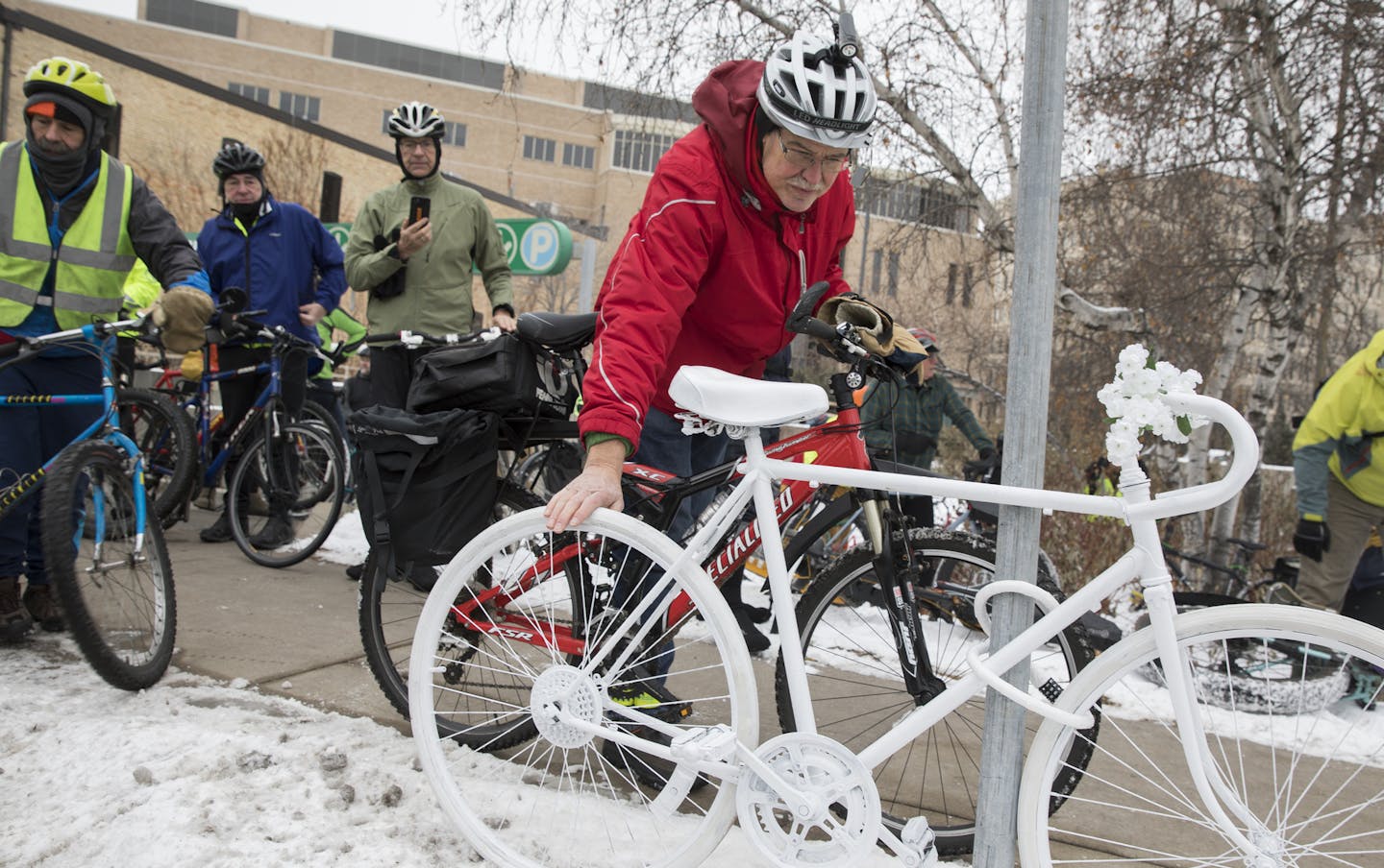 Wil Totten of St. Paul pays his respects to the ghost bike memorial for Jose Hernandez Solano at Grand Ave. and West 7th St. ] LEILA NAVIDI &#xef; leila.navidi@startribune.com BACKGROUND INFORMATION: Memorial bike ride on Sunday, December 17, 2017 for St. Paul bicyclist Jose Hernandez Solano who was killed by hit-run driver. Jose was biking home from his job at Brasa on Grand Avenue in St. Paul when a hit-and-run driver crashed into him and then left him in the street at Grand Avenue and West 7t