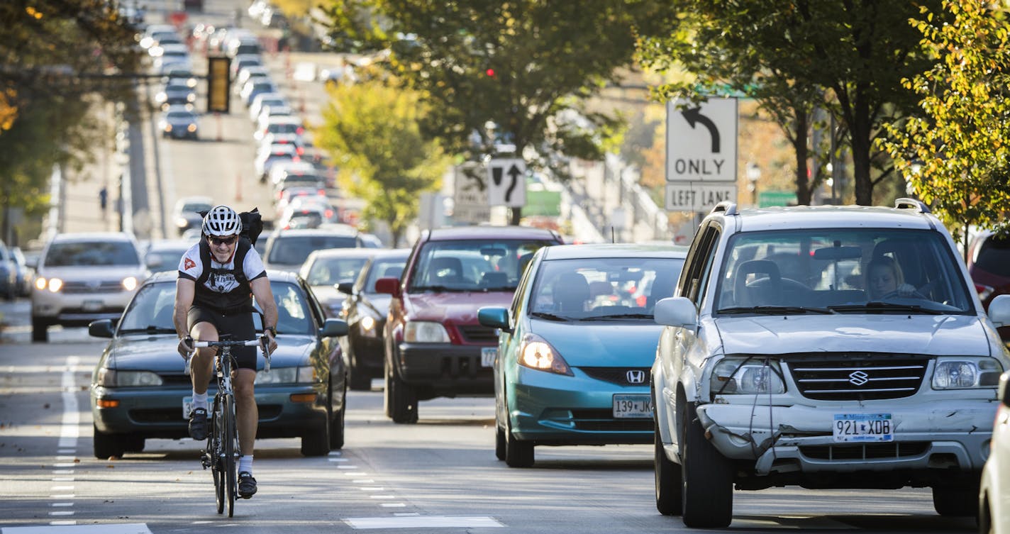 Cyclists and traffic move up Marshall Avenue eastbound in St. Paul during rush hour. ] LEILA NAVIDI &#xef; leila.navidi@startribune.com BACKGROUND INFORMATION: Cyclists and traffic move up Marshall Avenue eastbound in St. Paul during rush hour on Tuesday, October 17, 2017. New bike lanes are cropping up around the Twin Cities, creating a divide between cyclists who feel safer riding in a lane and motorists, residents and business owners frustrated by lost space for driving and parking. ORG XMIT: