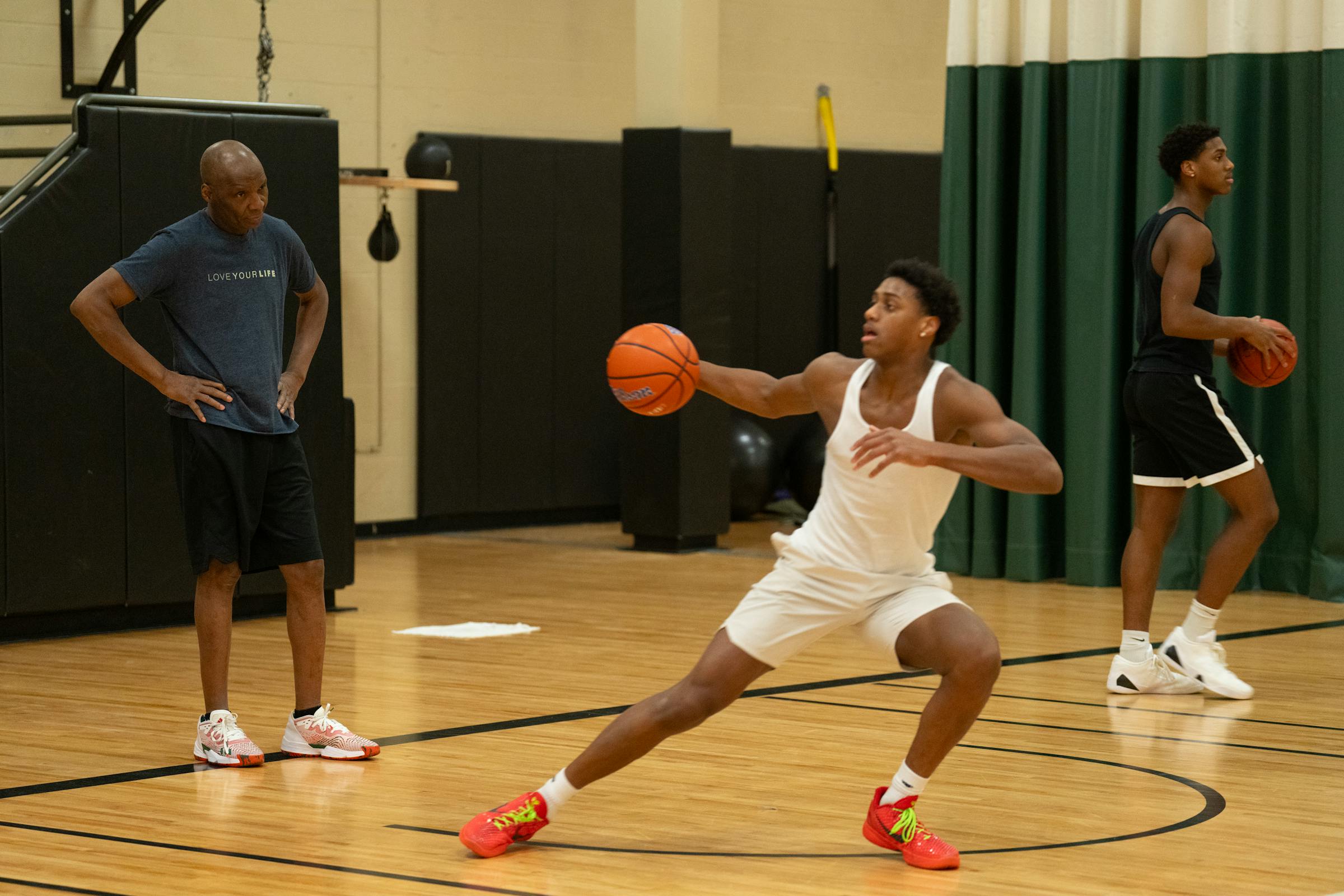 Several of the best Minnesota basketball players, seeking an edge, have flocked to see the ‘Nigerian Footwork Master’