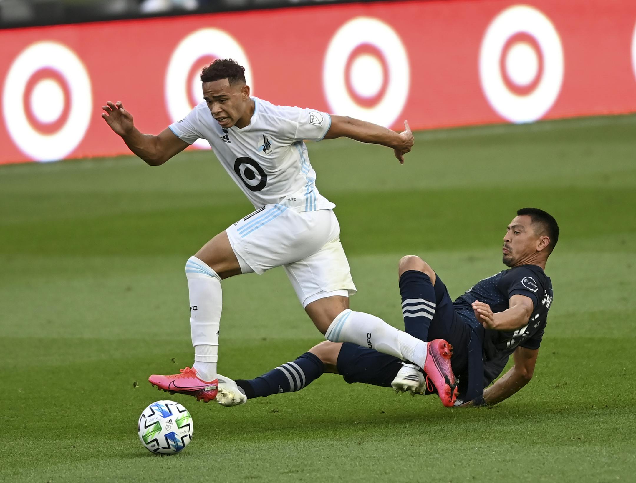 Hassani Dotson (31) of the Loons battled Sporting Kansas City's Roger Espinoza during an Aug. 1 game at Allianz Field.