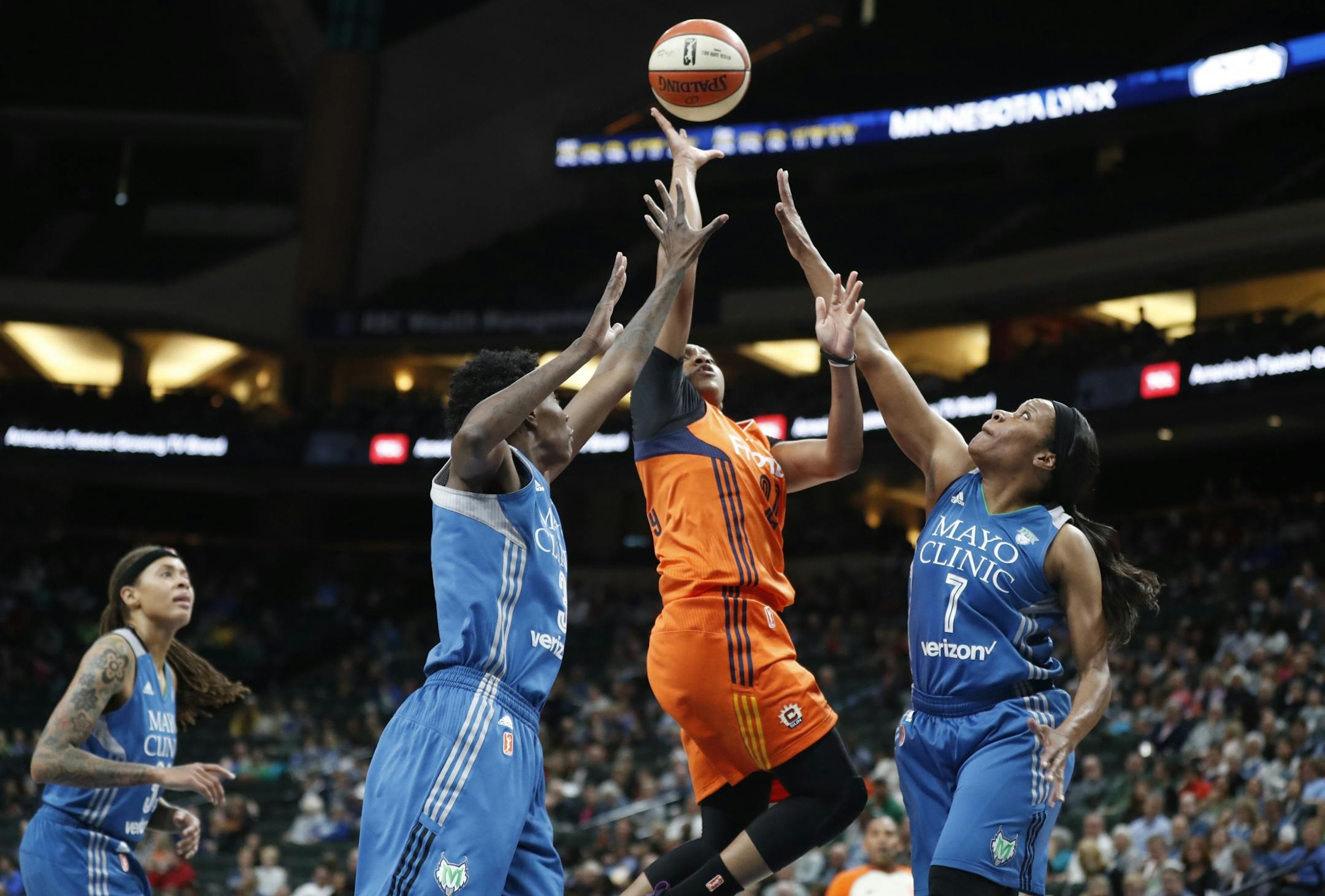 Connecticut Sun guard Alex Bentley (20) scored over Minnesota Lynx forward Natasha Howard (3) left Jia Perkins (7) in the first half at Xcel Energy Center May 22, 2017 in St. Paul, MN.