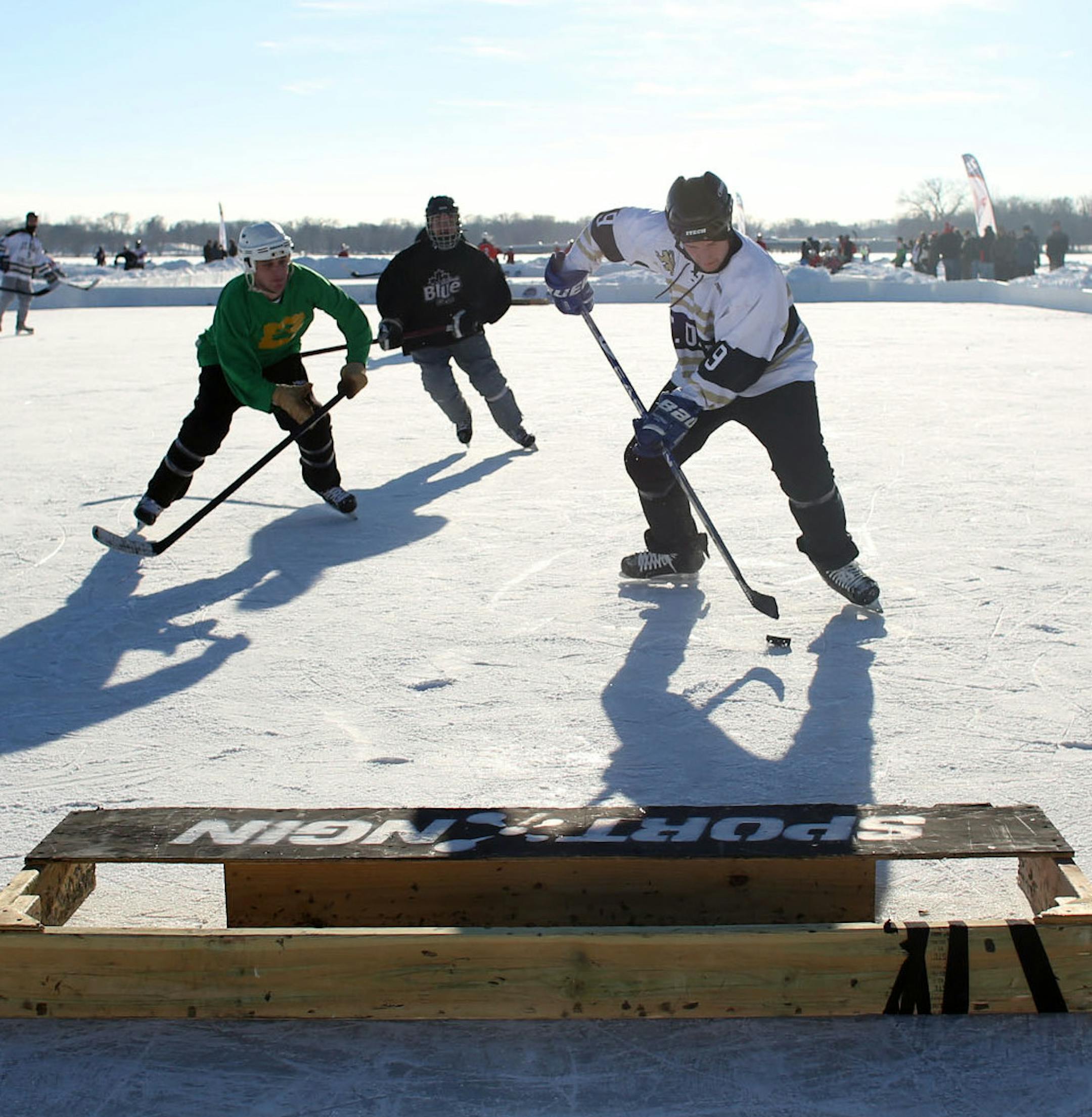 Whiteline, of Minneapolis, and The Never Wases from St. Olaf, went head to head during the US Pond Hockey Championships return to Lake Nokomis in Minneapolis Saturday, January 18, 2014. ] (KYNDELL HARKNESS/STAR TRIBUNE) kyndell.harkness@startribune.com