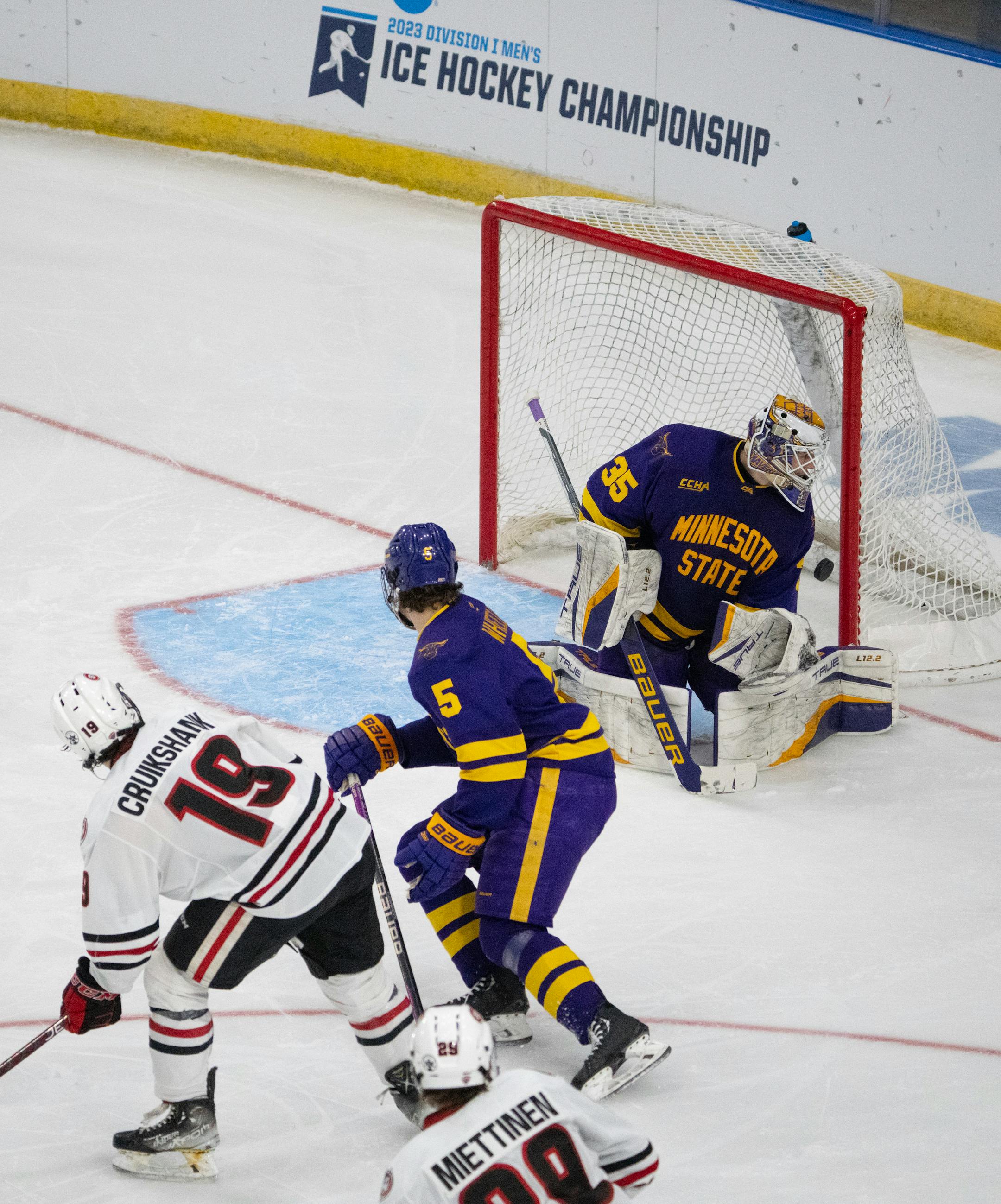 St. Cloud State Huskies forward Veeti Miettinen (29) watched his goal on Minnesota State Mavericks goaltender Keenan Rancier (35) in the second period.
