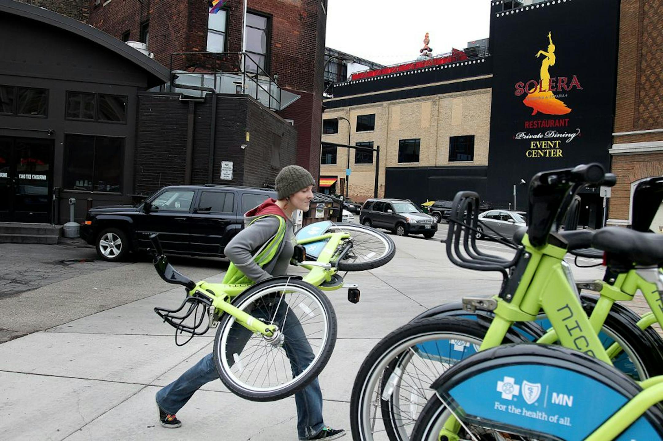 Jessamine Bristow, cq, of Nice Ride Minnesota loaded bikes onto a truck to end the Nice Ride bike sharing season near downtown Minneapolis, Monday, November 5, 2012. She said they loaded more than 100 bikes on Monday and will continue through the week. (ELIZABETH FLORES/STAR TRIBUNE) ELIZABETH FLORES � eflores@startribune.com
