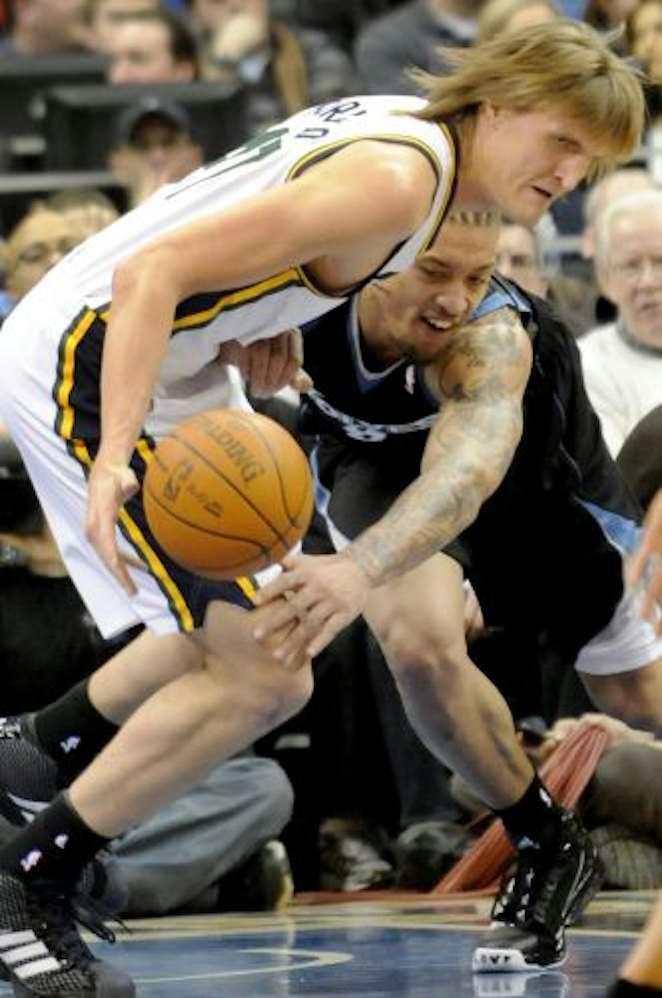 The Timberwolves' Michael Beasley (right) reached in vain for the loose ball which the Jazz's Andrei Kirilenko recovered Friday.