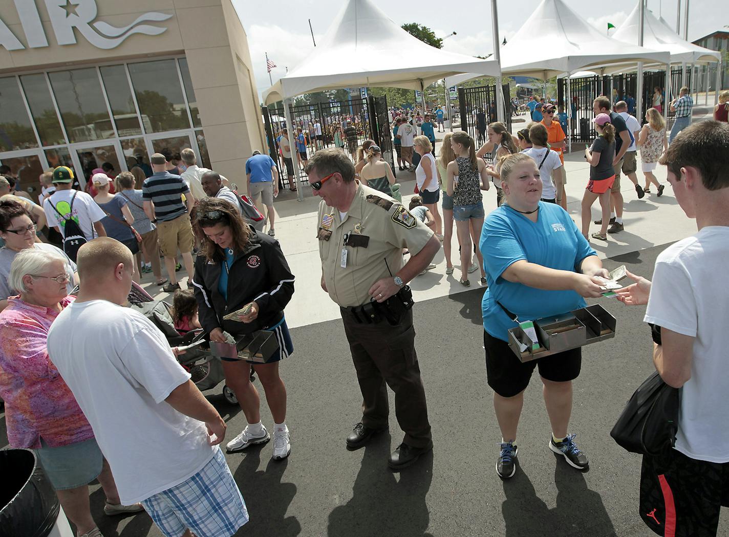 People made their way into the fair from the new bus transportation hub at the Minnesota State Fair, Sunday, August 24, 2014 in Falcon Heights, MN. ] (ELIZABETH FLORES/STAR TRIBUNE) ELIZABETH FLORES &#x2022; eflores@startribune.com