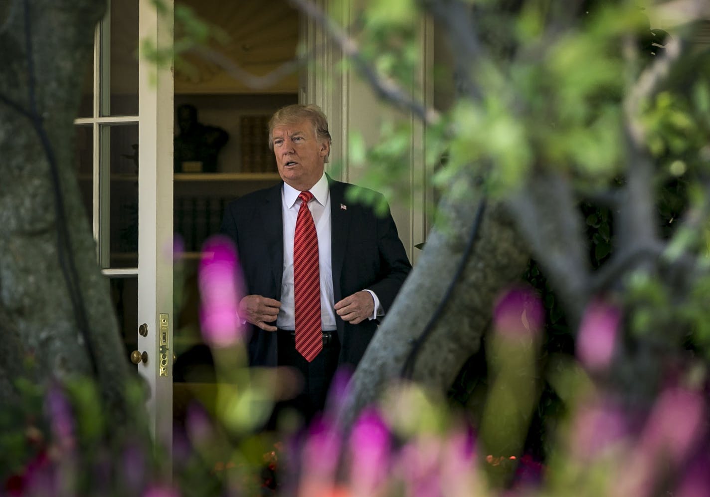 President Donald Trump leaves the White House in Washington, en route to a rally in Arizona, Aug. 22, 2017. Large protests are expected near the rally in downtown Phoenix on Tuesday, Trump's first such event since he drew wide condemnation for his comments on the violence in Charlottesville, Va. (Al Drago/The New York Times) ORG XMIT: MIN2017090713210069