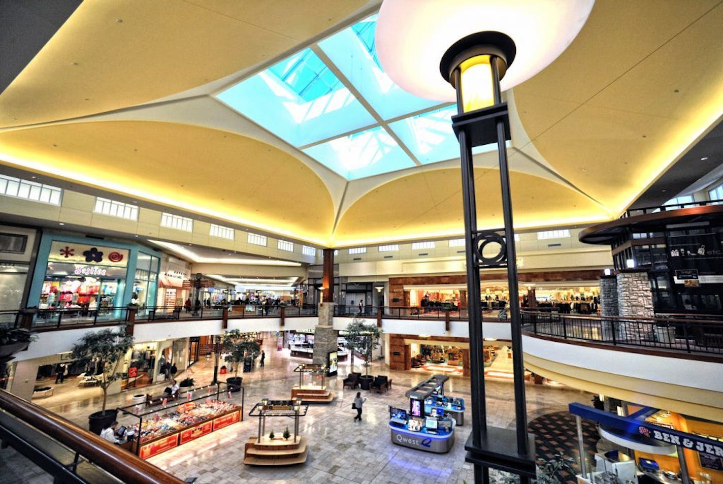 GLEN STUBBE � gstubbe@startribune.com -- Tuesday, October 27, 2009 -- Eden Prairie, Minn. -- Interior of Eden Prairie Center which received an unfavorable tax assessment.