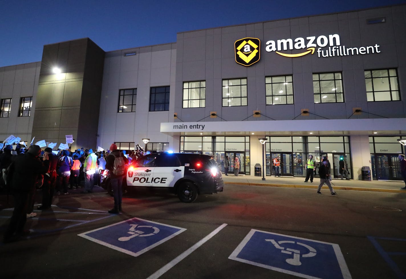 Somali leaders from the Council on American-Islamic Relations of Minnesota, the Muslim Coalition of ISAIAH, and other community members gathered outside the Amazon fulfillment center in Shakopee to protest racial disparities and working conditions on Friday, Dec. 14, 2018. ] Shari L. Gross &#x2022; shari.gross@startribune.com Somali leaders with the Muslim Coalition of ISAIAH (MCI), Council on American-Islamic Relations of Minnesota (CAIR MN) and community allies gathered outside the Amazon fulf