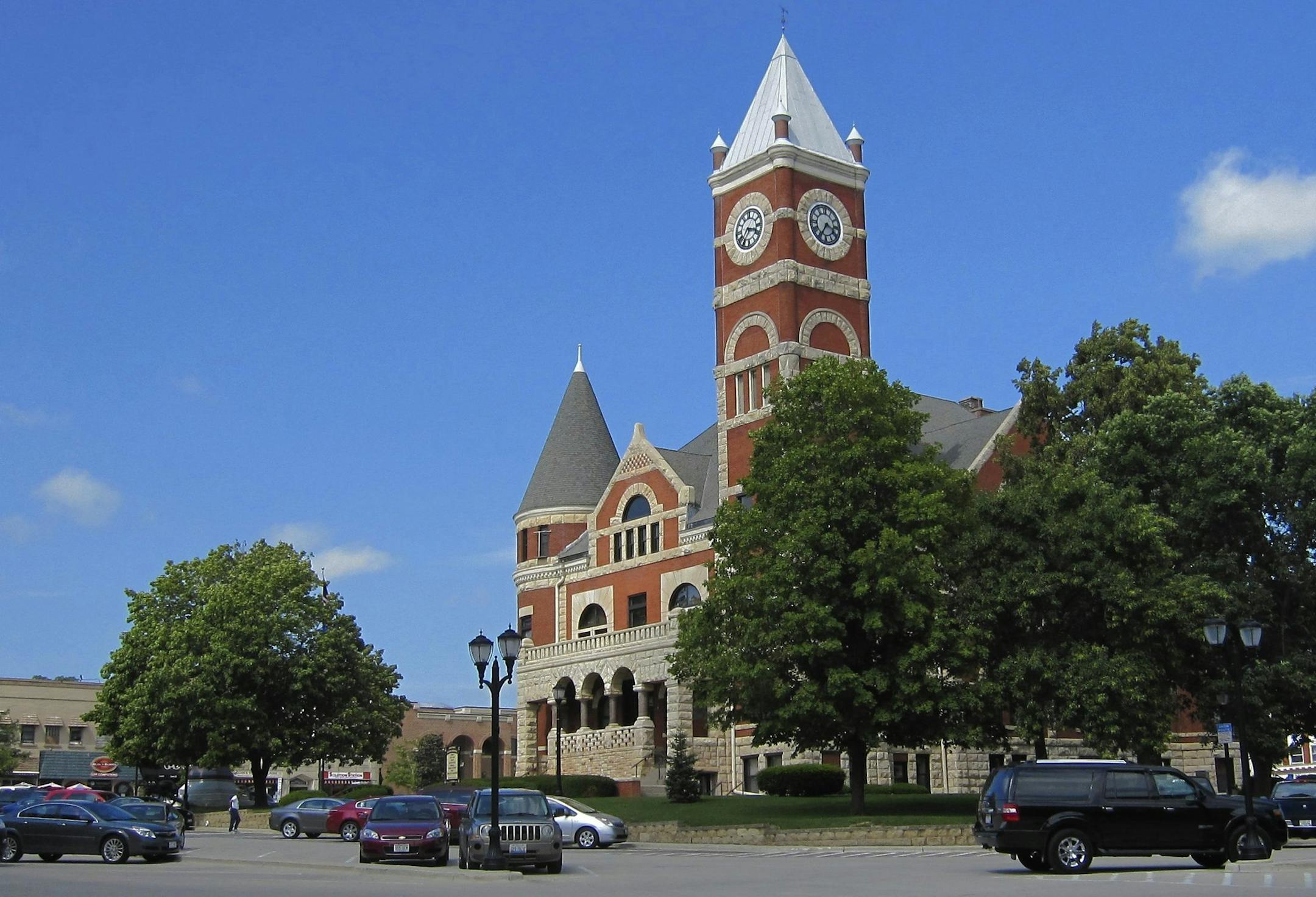 The brick courthouse is the center of attention in downtown Monroe, Wisconsin. (Josh Noel/Chicago Tribune/MCT) ORG XMIT: 1141440